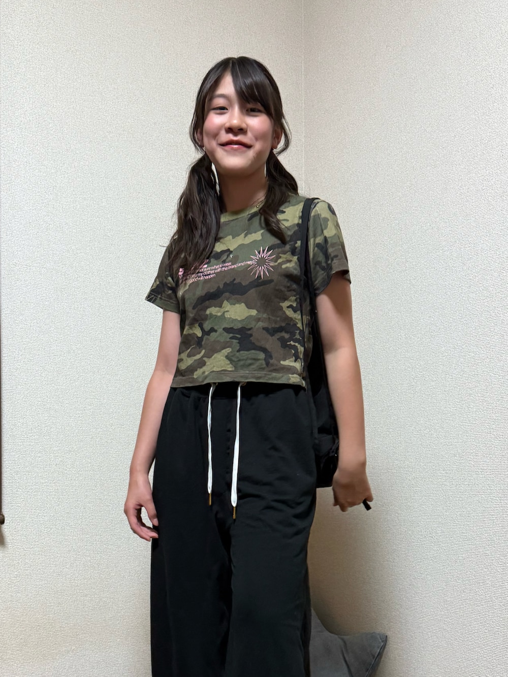 その他のTシャツ/カットソー、ブラック系のスウェットパンツ、ホワイト系のスニーカーを着用したレディースの秋コーディネートの3枚目の写真