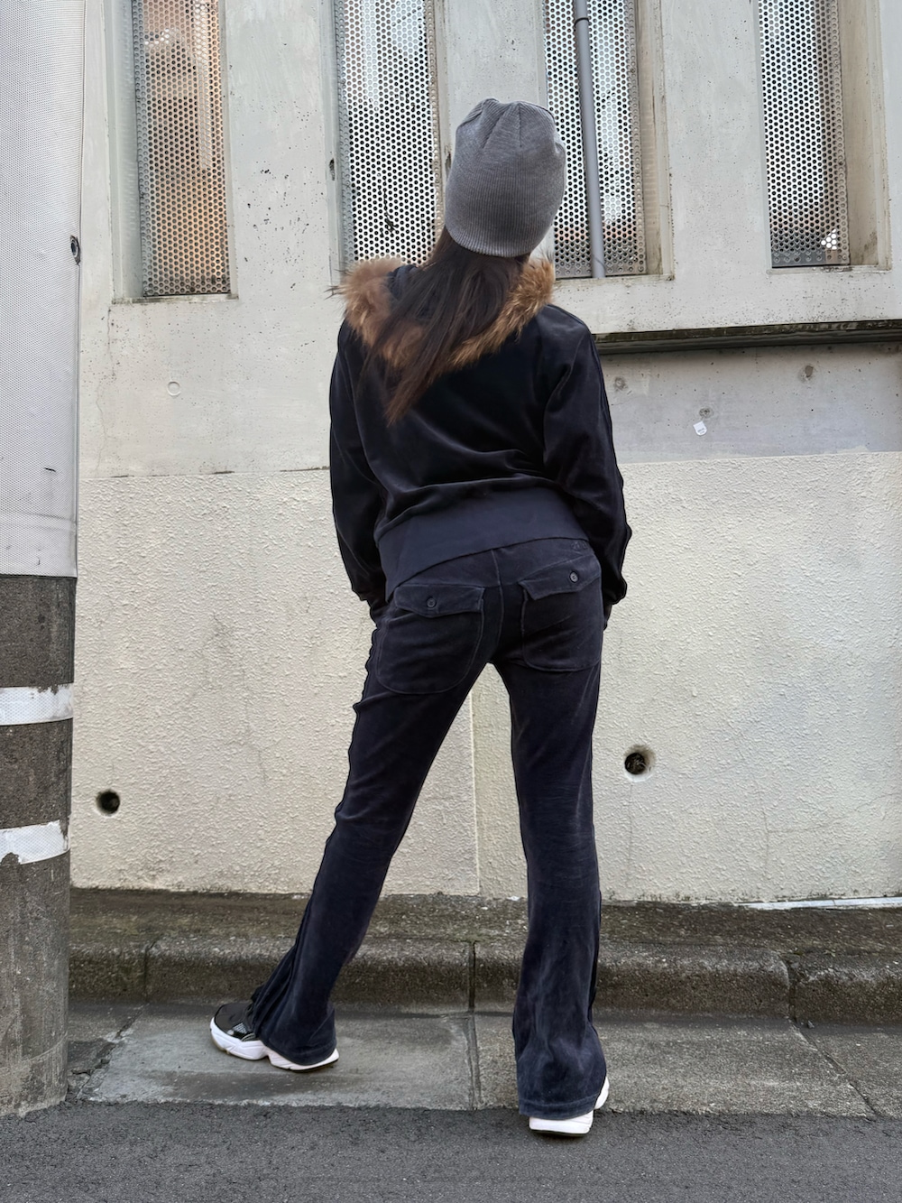 ブルー系のセットアップ、ブラック系のスニーカー、グレー系のニットキャップ/ビーニーを着用したレディースの冬コーディネートの4枚目の写真