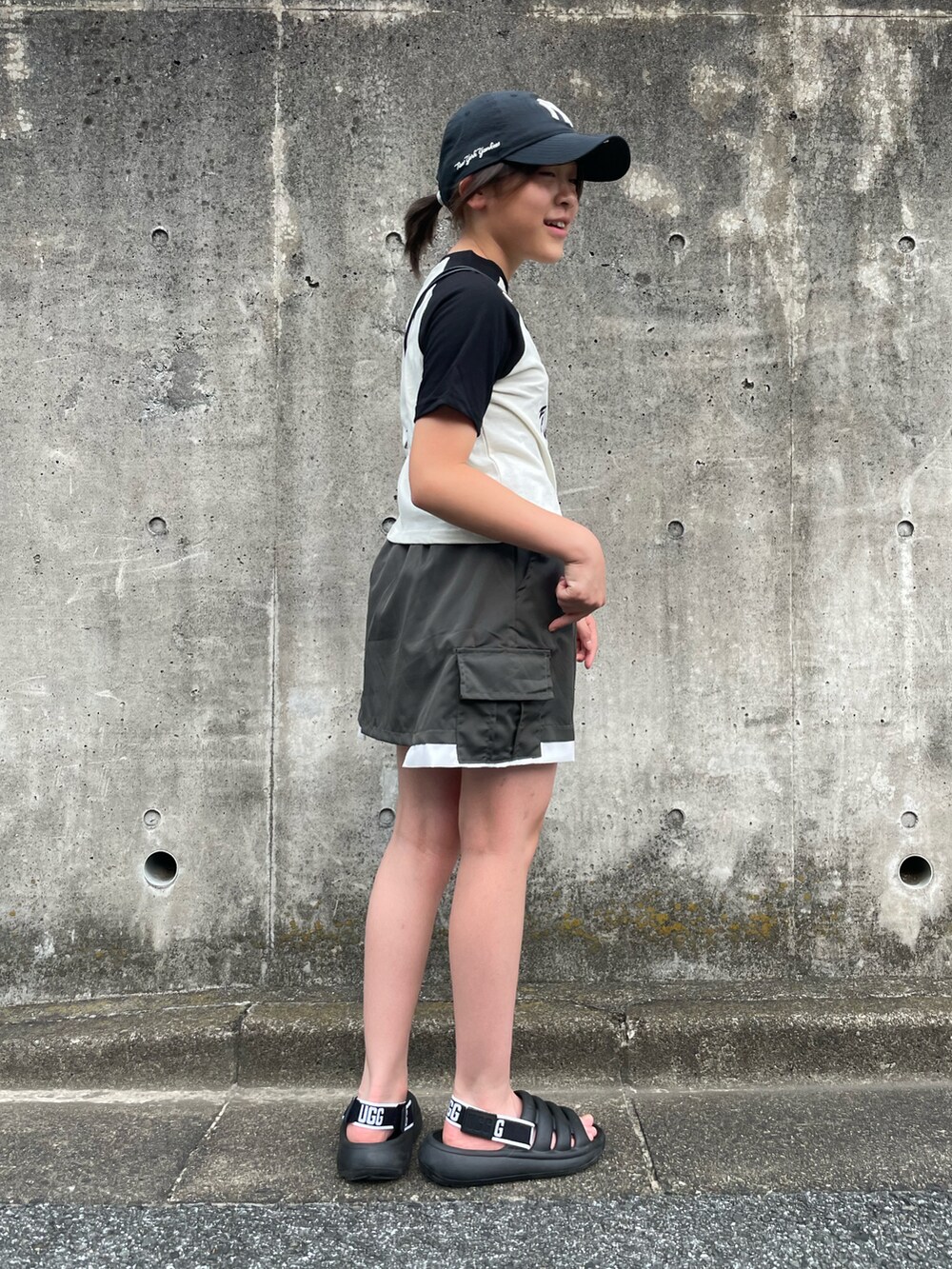 ブラック系のTシャツ/カットソー、グレー系のセットアップ、ブラック系のサンダルを着用したキッズの夏コーディネートの3枚目の写真