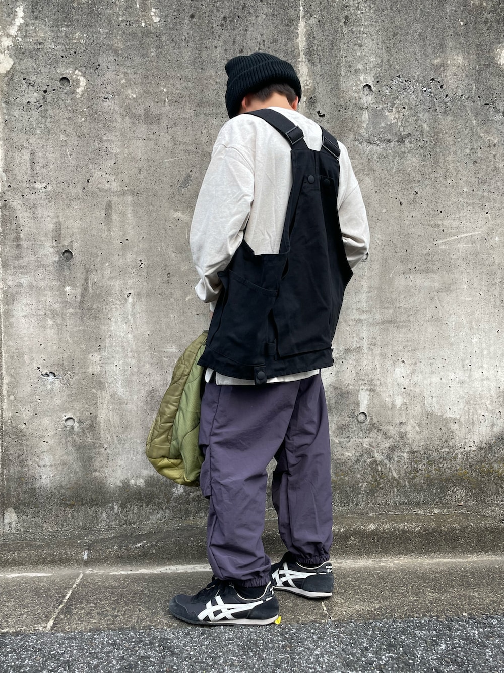 ブラック系のベスト、ベージュ系のTシャツ/カットソー、パープル系のその他パンツを着用したキッズの秋コーディネートの3枚目の写真