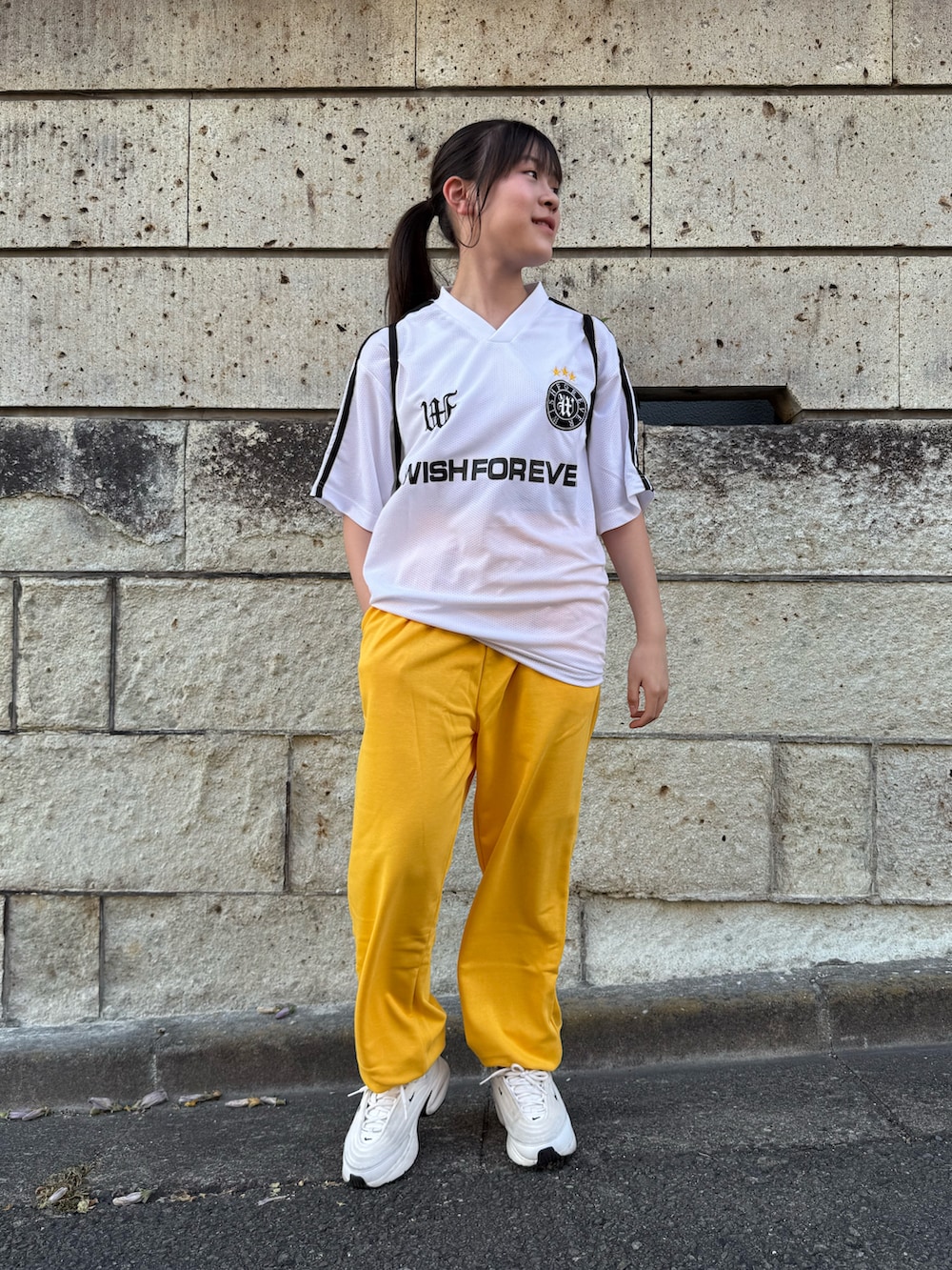 「白Tシャツ、夏コーデ、カラーコーデ、ダンスコーデ、スウェットパンツ、イエロー、ロゴT、バックパック、リュック、プチプラ、スポーツミックス、スニーカー、Tシャツ、スウェット、アウトドアスタイル」｜「NIKEのナイキ エア マックス ポータル ウィメンズシューズ / Nike Air Max Portal Women's Shoes HF3053-103 Summit White（スニーカー、ホワイト系）」を使った、 Rey さん（骨格ストレート・キッズ・150cm）の夏コーディネートの3枚目の写真