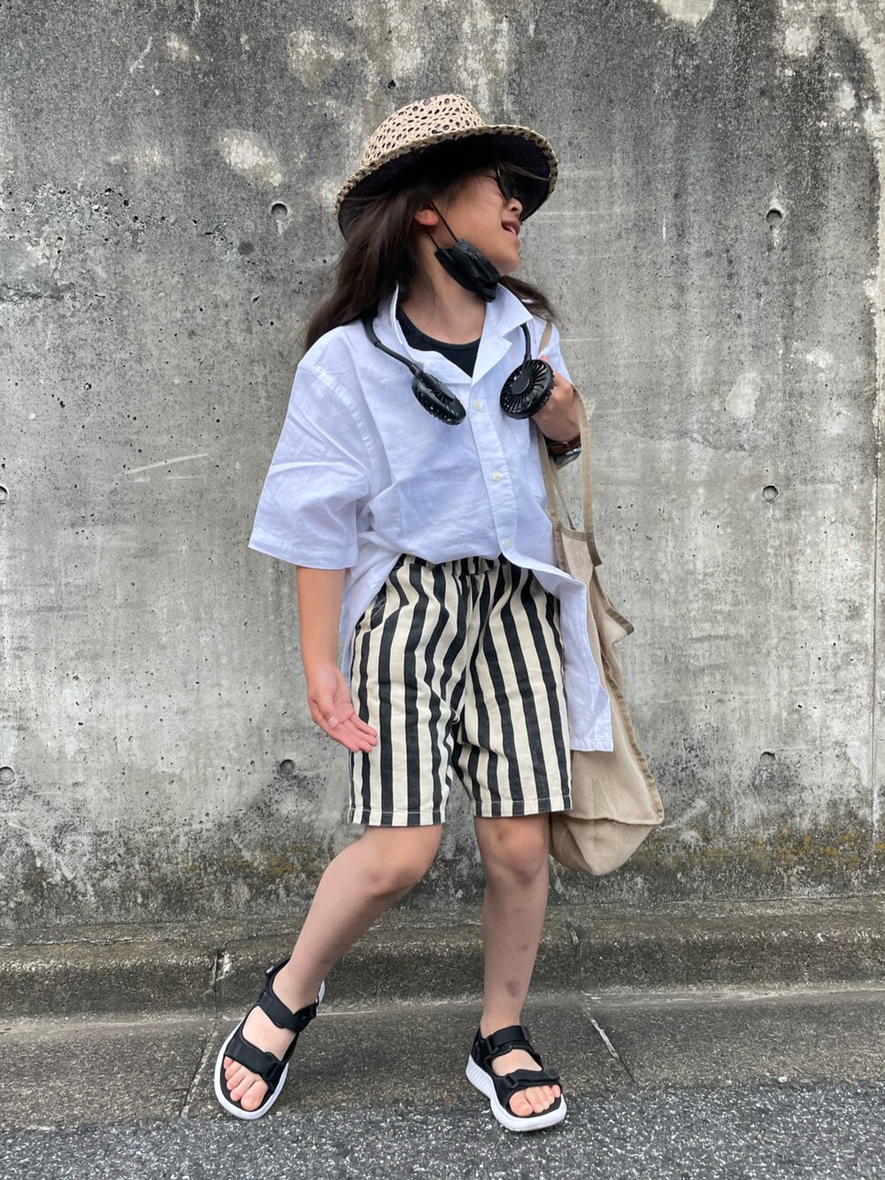 ホワイト系のシャツ/ブラウス、その他のパンツ、ベージュ系のトートバッグを着用したキッズの夏コーディネートの3枚目の写真