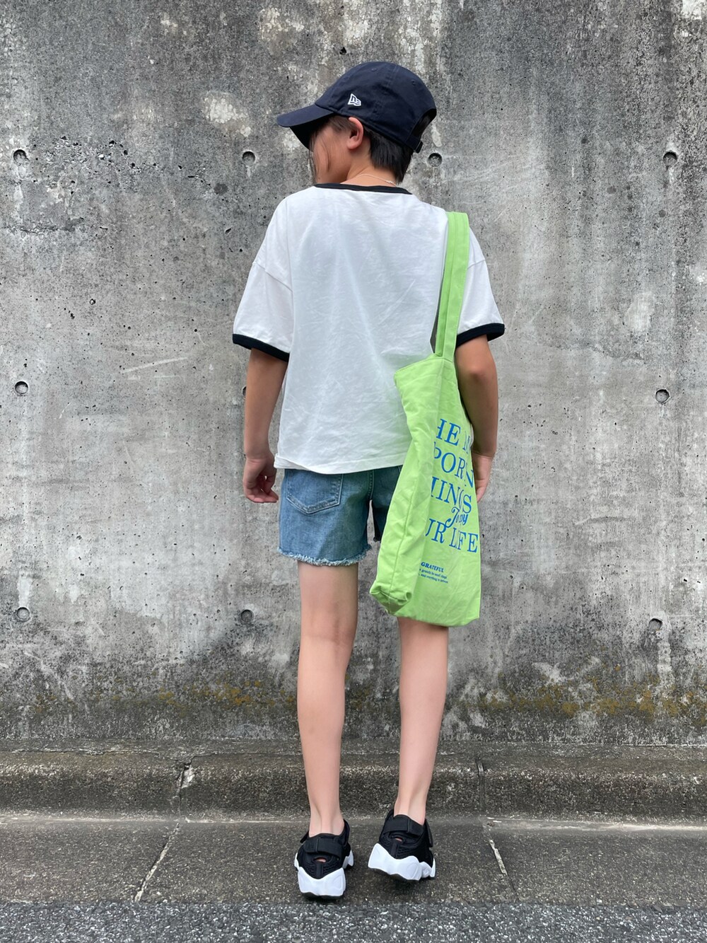 ホワイト系のTシャツ/カットソー、ブルー系のデニムパンツ、グリーン系のトートバッグを着用したキッズの夏コーディネートの4枚目の写真