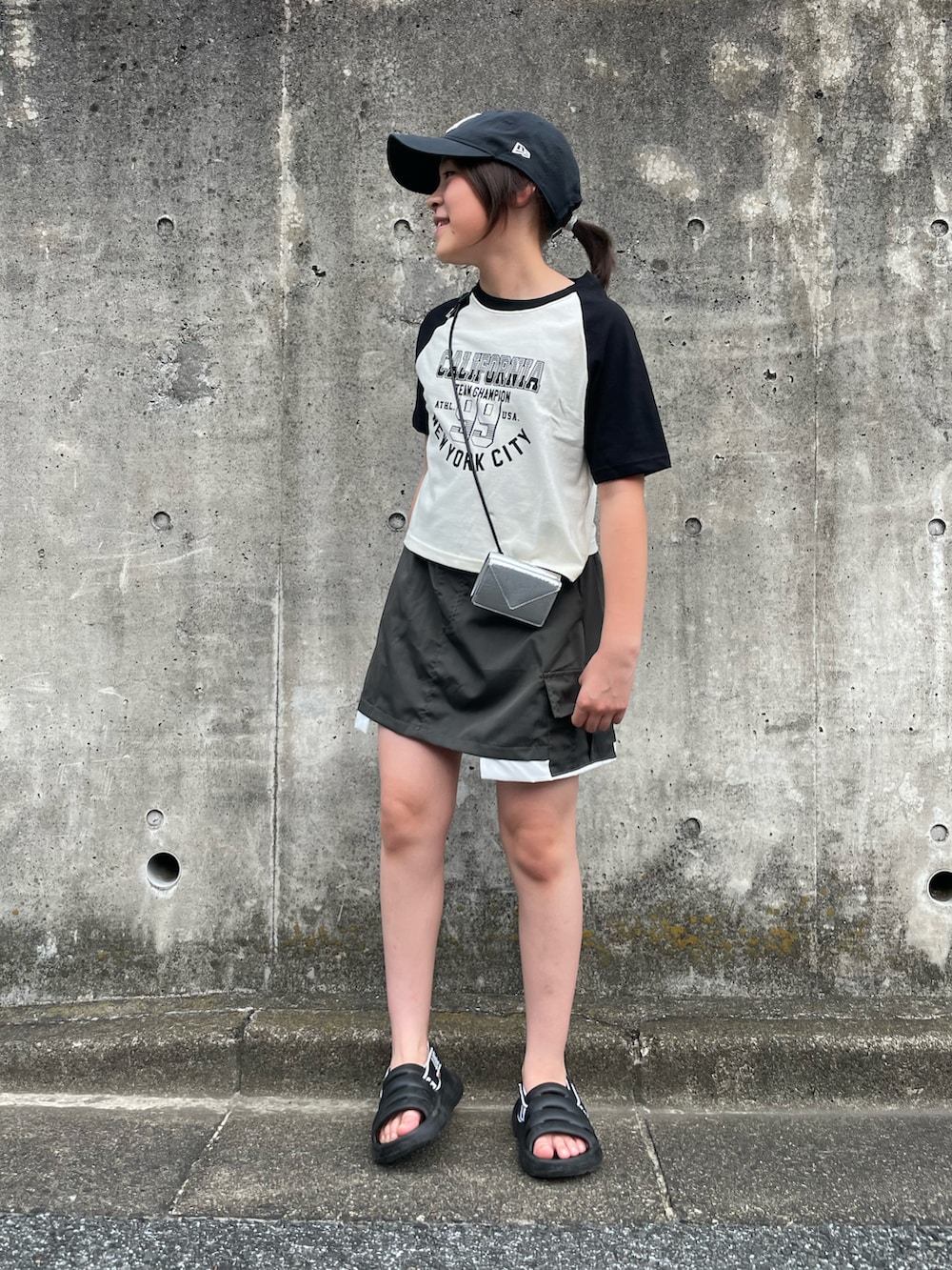 ブラック系のTシャツ/カットソー、グレー系のセットアップ、ブラック系のサンダルを着用したキッズの夏コーディネートの2枚目の写真