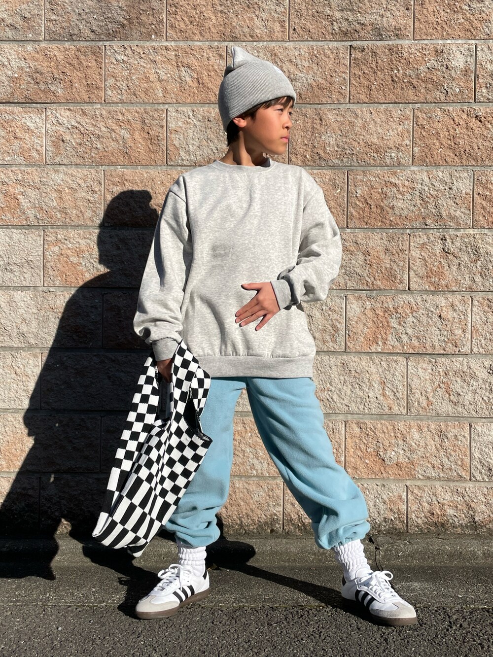 ホワイト系のミリタリージャケット、グレー系のスウェット、ブルー系のその他パンツを着用したキッズの秋コーディネートの4枚目の写真