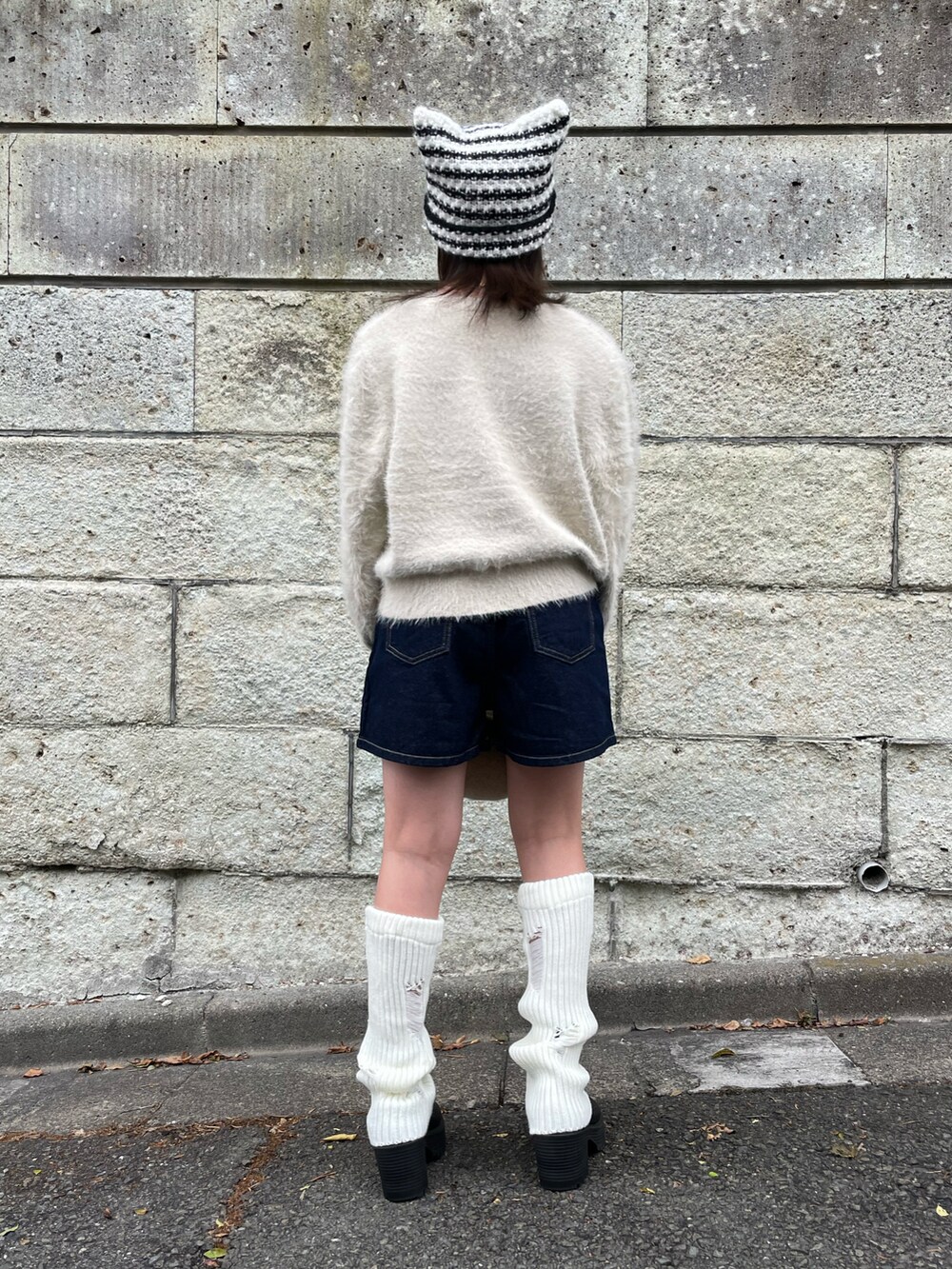 ホワイト系のニット/セーター、ブルー系のデニムパンツ、ベージュ系のハンドバッグを着用したキッズの秋コーディネートの3枚目の写真