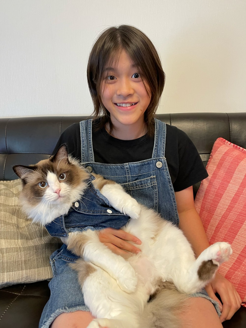 ブルー系のサロペット/オーバーオール、ブラック系のTシャツ/カットソー、ブルー系のペットウェアを着用したキッズの夏コーディネートの2枚目の写真