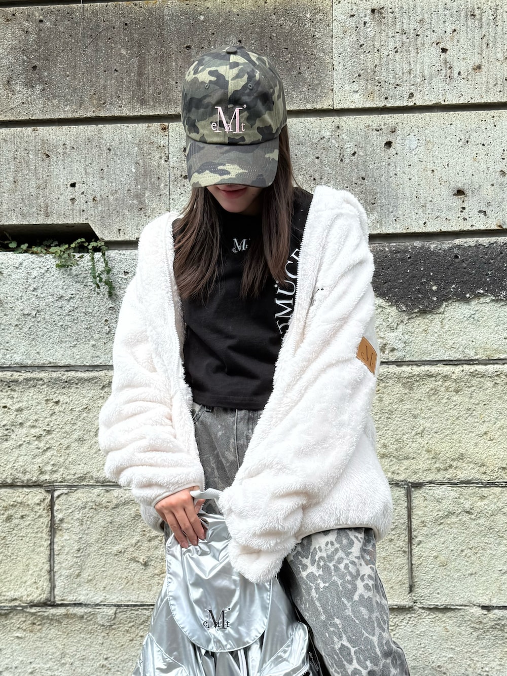 その他のデニムパンツ、ベージュ系のブーツ、ブラック系のTシャツ/カットソーを着用したレディースの秋コーディネートの4枚目の写真