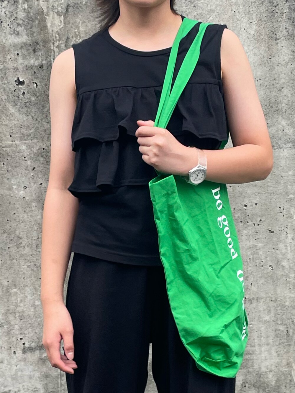 ブラック系のセットアップ、グリーン系のトートバッグ、ブラック系のサンダルを着用したキッズの夏コーディネートの4枚目の写真