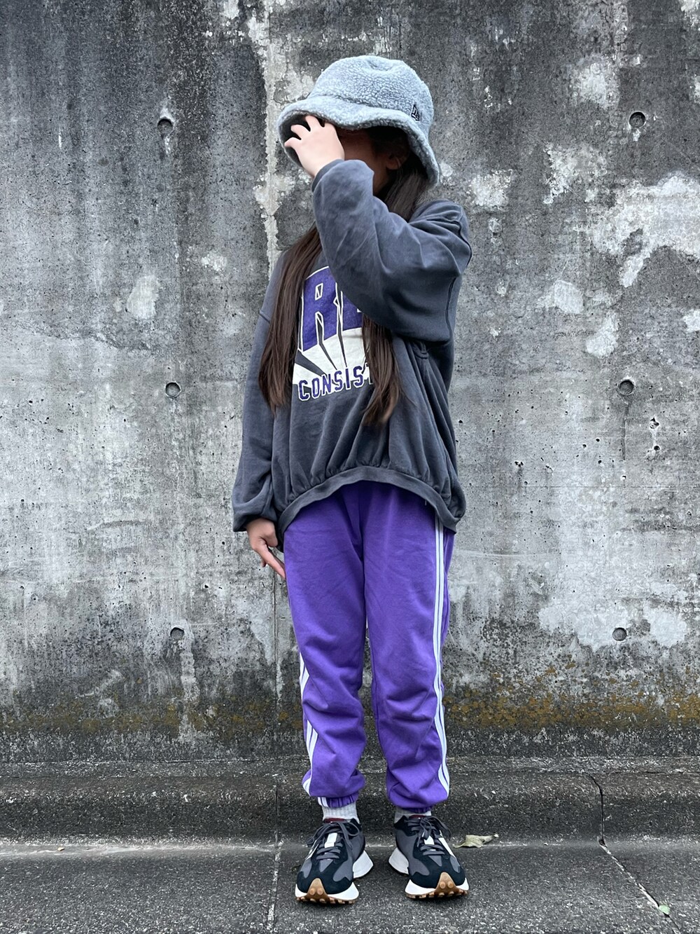 グレー系のTシャツ/カットソー、パープル系のスウェットパンツ、ブラック系のスニーカーを着用したキッズの秋コーディネートの2枚目の写真