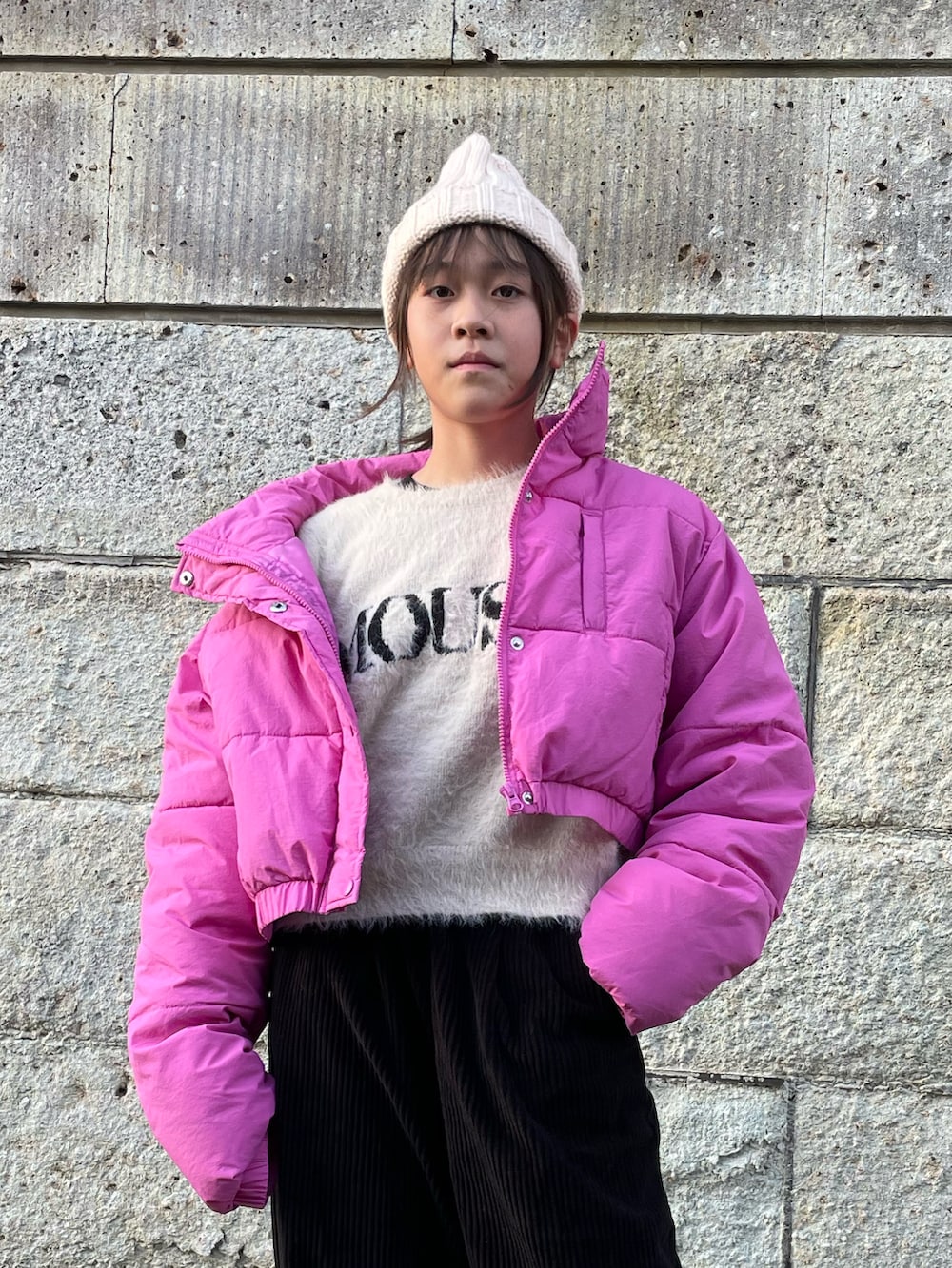 ホワイト系のニット/セーター、ブラック系のその他パンツ、ホワイト系のスニーカーを着用したキッズの秋コーディネートの5枚目の写真