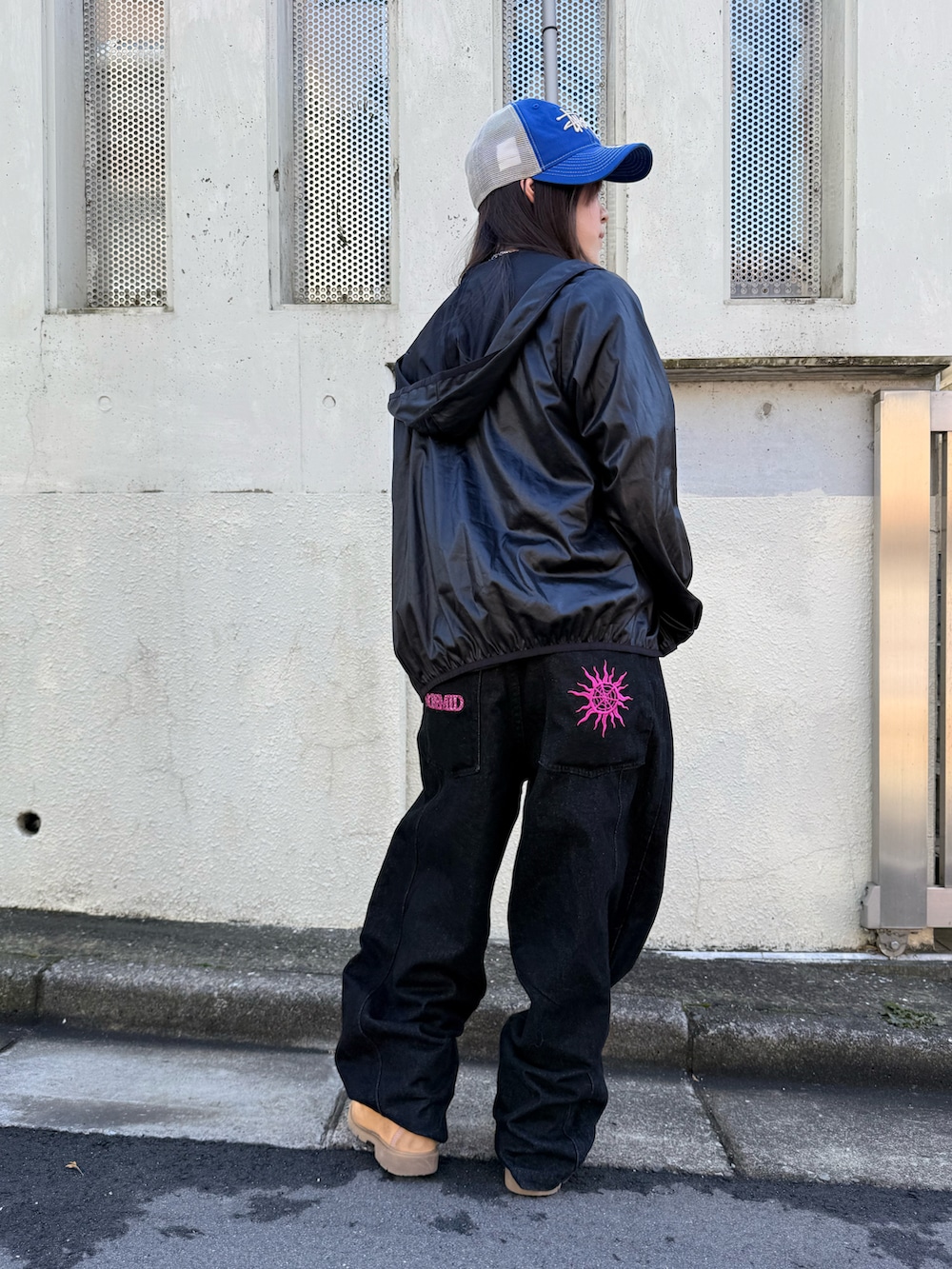 ブラック系のブルゾン、ベージュ系のブーツ、グリーン系のTシャツ/カットソーを着用したレディースの冬コーディネートの4枚目の写真