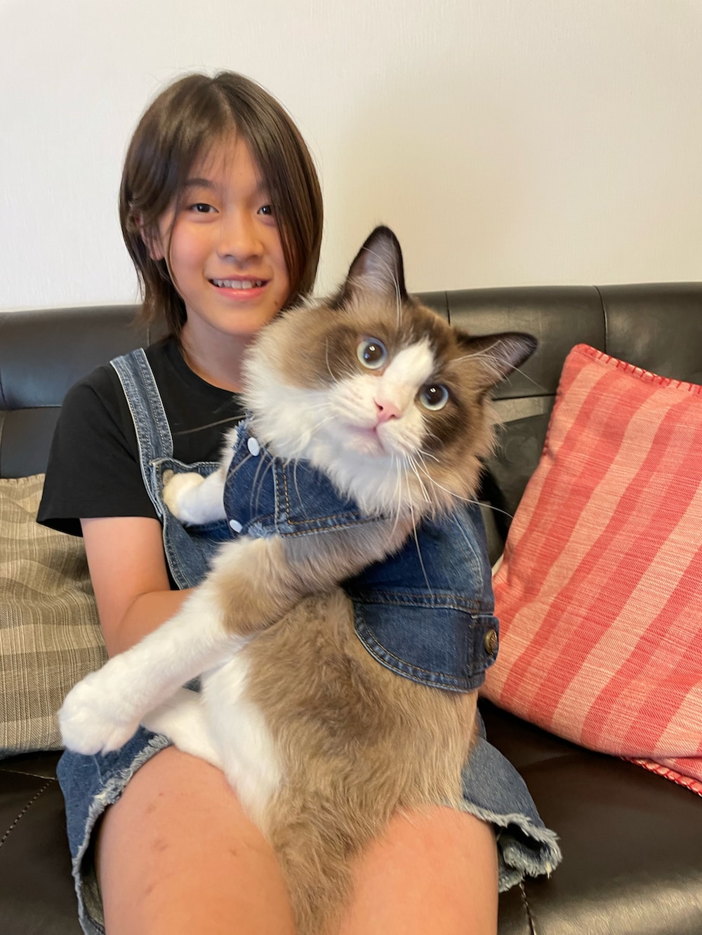 ブルー系のサロペット/オーバーオール、ブラック系のTシャツ/カットソー、ブルー系のペットウェアを着用したキッズの夏コーディネートの4枚目の写真