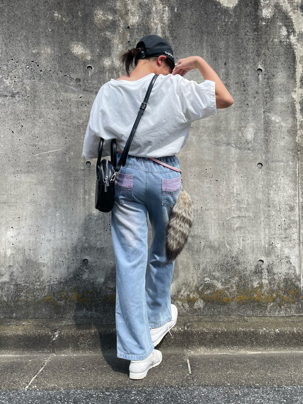 ホワイト系のTシャツ/カットソー、ブルー系のデニムパンツ、ブラック系のボストンバッグを着用したキッズの夏コーディネートの4枚目の写真