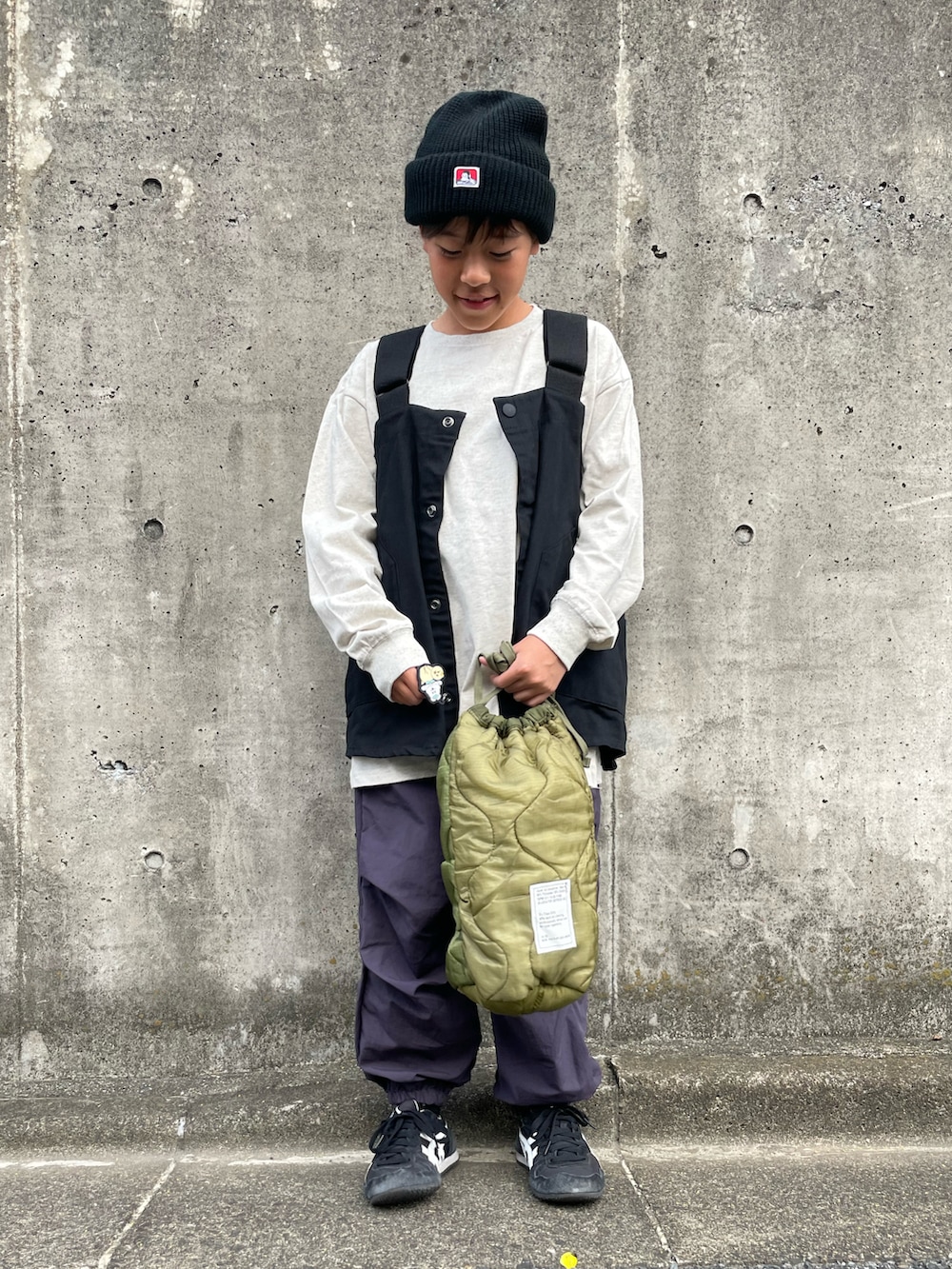 ブラック系のベスト、ベージュ系のTシャツ/カットソー、パープル系のその他パンツを着用したキッズの秋コーディネートの5枚目の写真