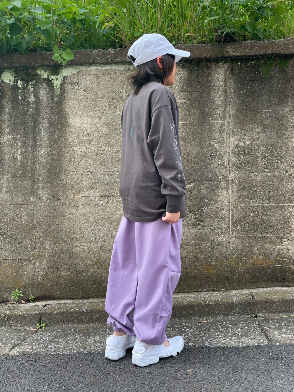 ブラック系のTシャツ/カットソー、パープル系のその他パンツ、ホワイト系のサンダルを着用したキッズの春コーディネートの3枚目の写真