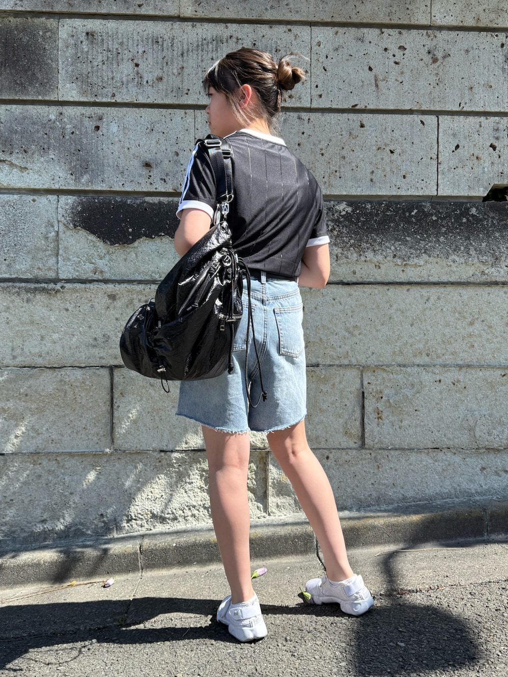 「スポーツミックス、夏コーデ、ロゴT、デニム、サンダル、バックパック、黒Tシャツ、ハーフパンツ、テーマパークコーデ、シンプルコーデ、きれいめカジュアル、フェススタイル、休日スタイル、アウトドアスタイル、シュルダーバッグ」｜「adidasのアディカラースリーストライプス ピンストライプ半袖Tシャツ / アディダスオリジナルス adidas Originals（Tシャツ/カットソー、ブラック系）」を使った、 Rey さん（骨格ストレート・キッズ・150cm）の夏コーディネートの2枚目の写真