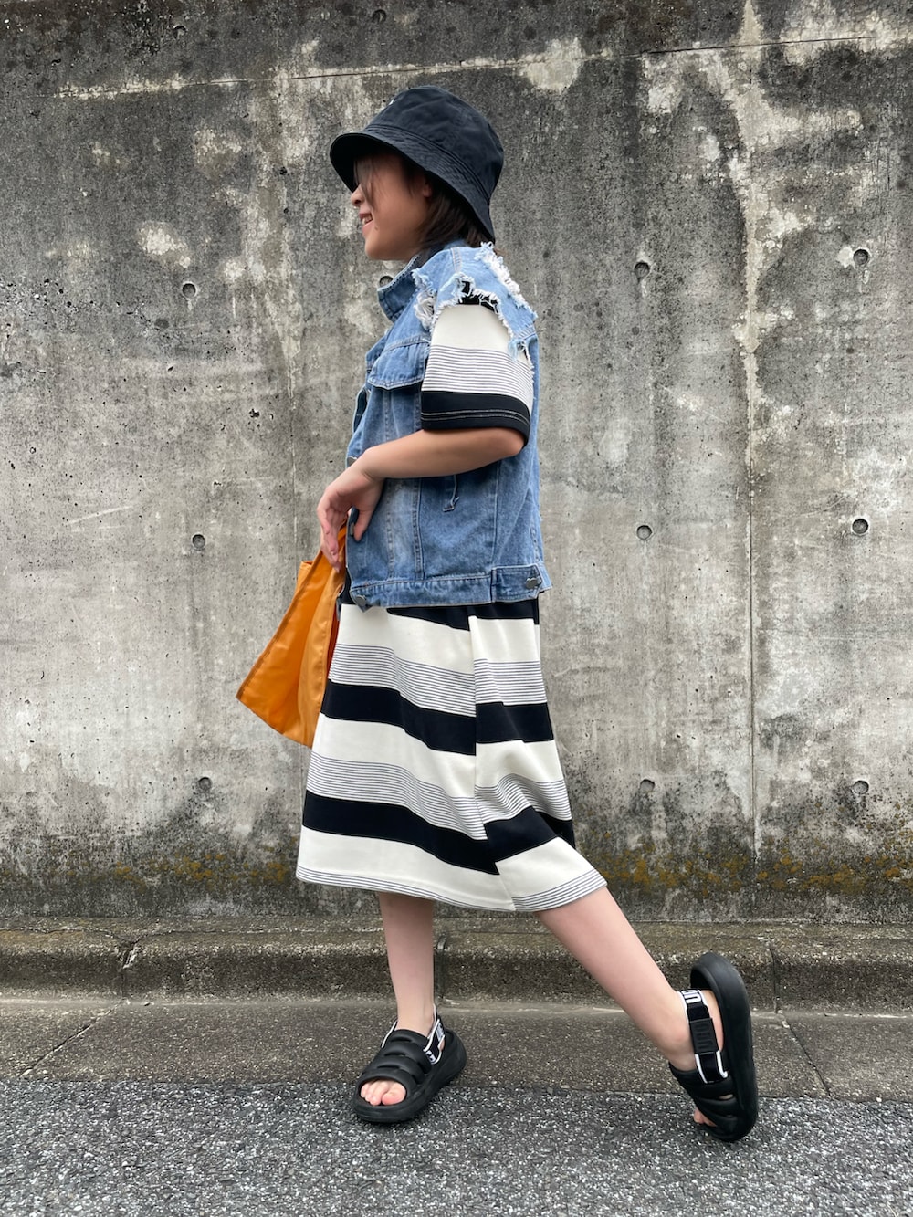 ブルー系のデニムジャケット、その他のワンピース、イエロー系のエコバッグ/サブバッグを着用したキッズの夏コーディネートの2枚目の写真