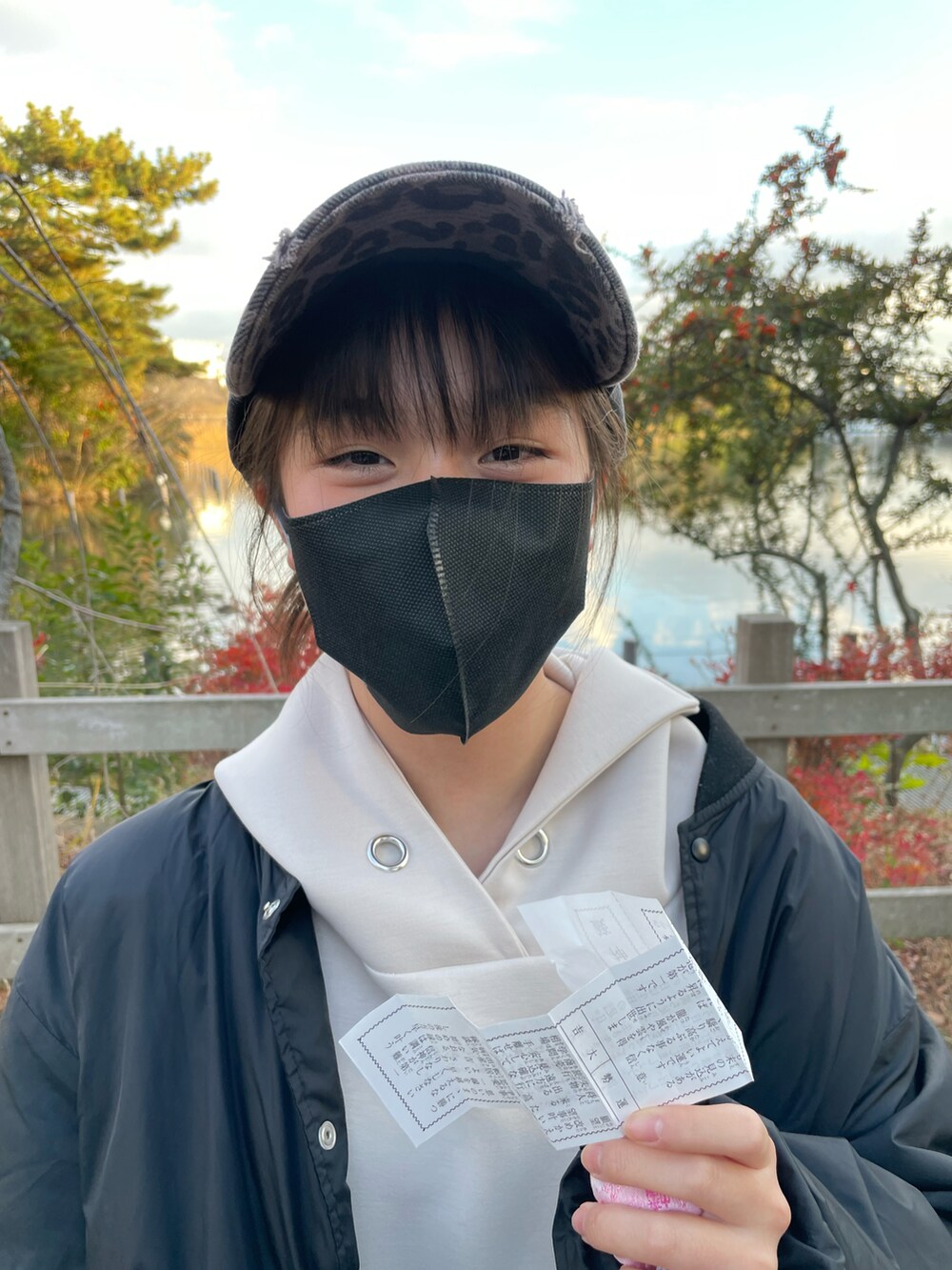 ベージュ系のパーカー、ブラック系のブルゾン、グレー系のその他パンツを着用したキッズの冬コーディネートの3枚目の写真