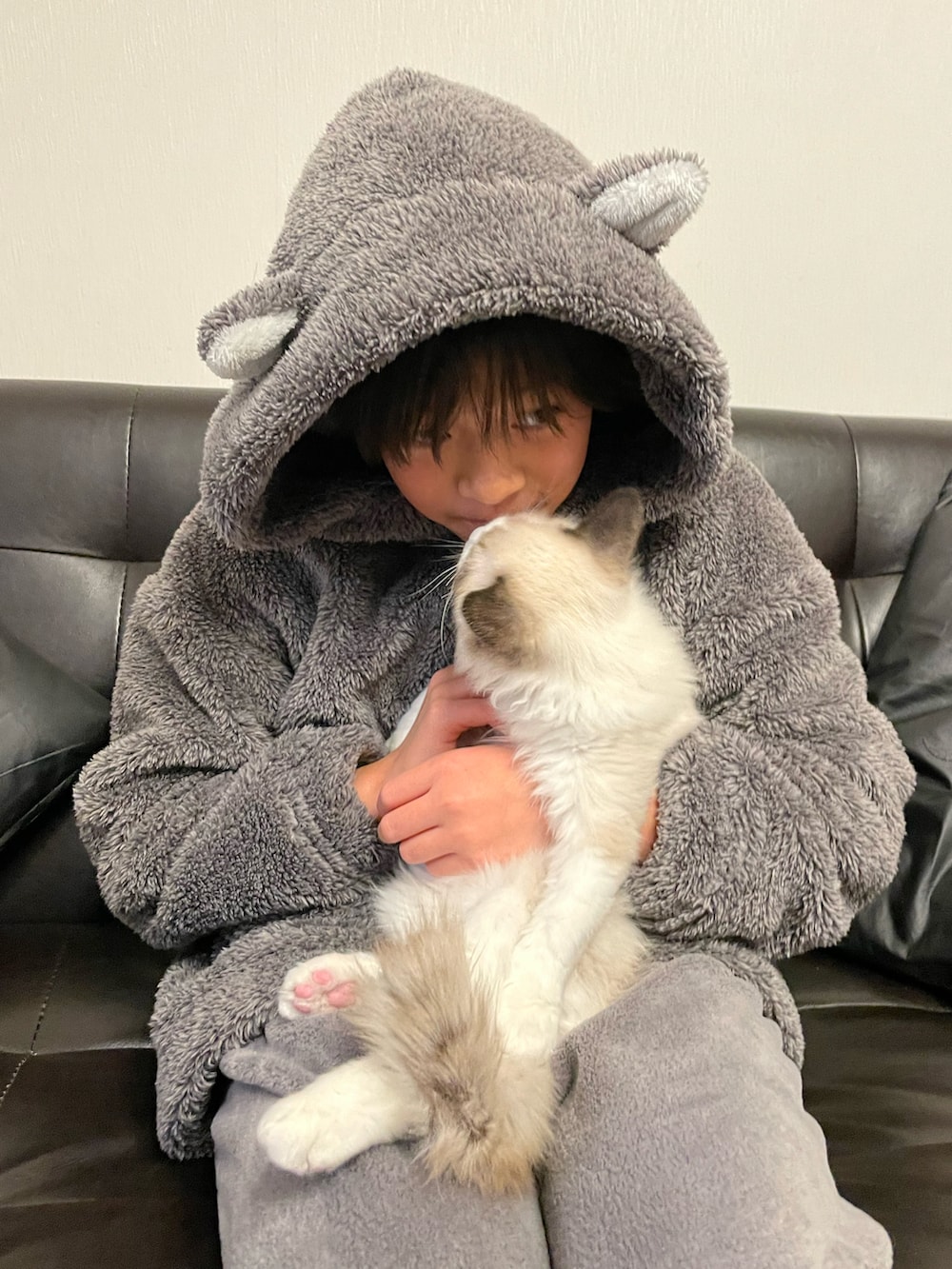 グレー系のルームウェア/パジャマ、グリーン系のリード/ハーネス/首輪、グリーン系のリード/ハーネス/首輪を着用したキッズの冬コーディネートの4枚目の写真