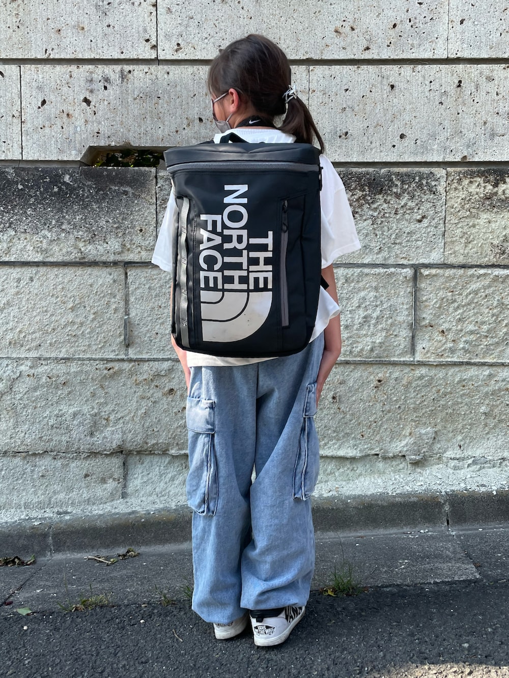 ホワイト系のTシャツ/カットソー、ブルー系のデニムパンツ、ブラック系のバックパック/リュックを着用したキッズの夏コーディネートの3枚目の写真