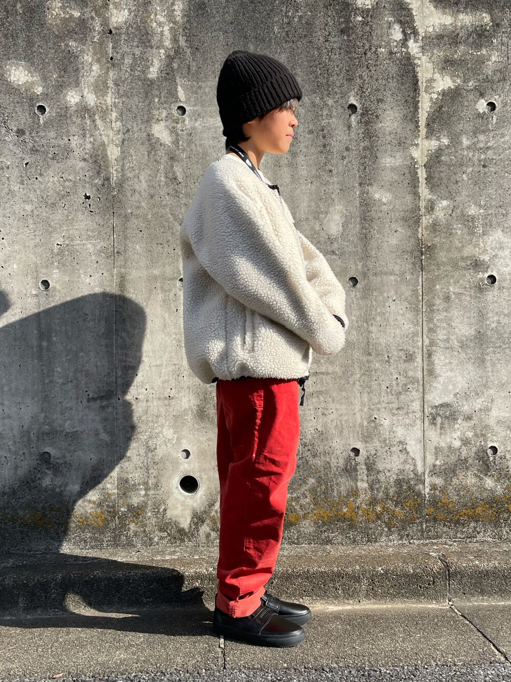 ホワイト系のその他アウター、ホワイト系のスウェット、ブラウン系のその他パンツを着用したキッズの冬コーディネートの4枚目の写真