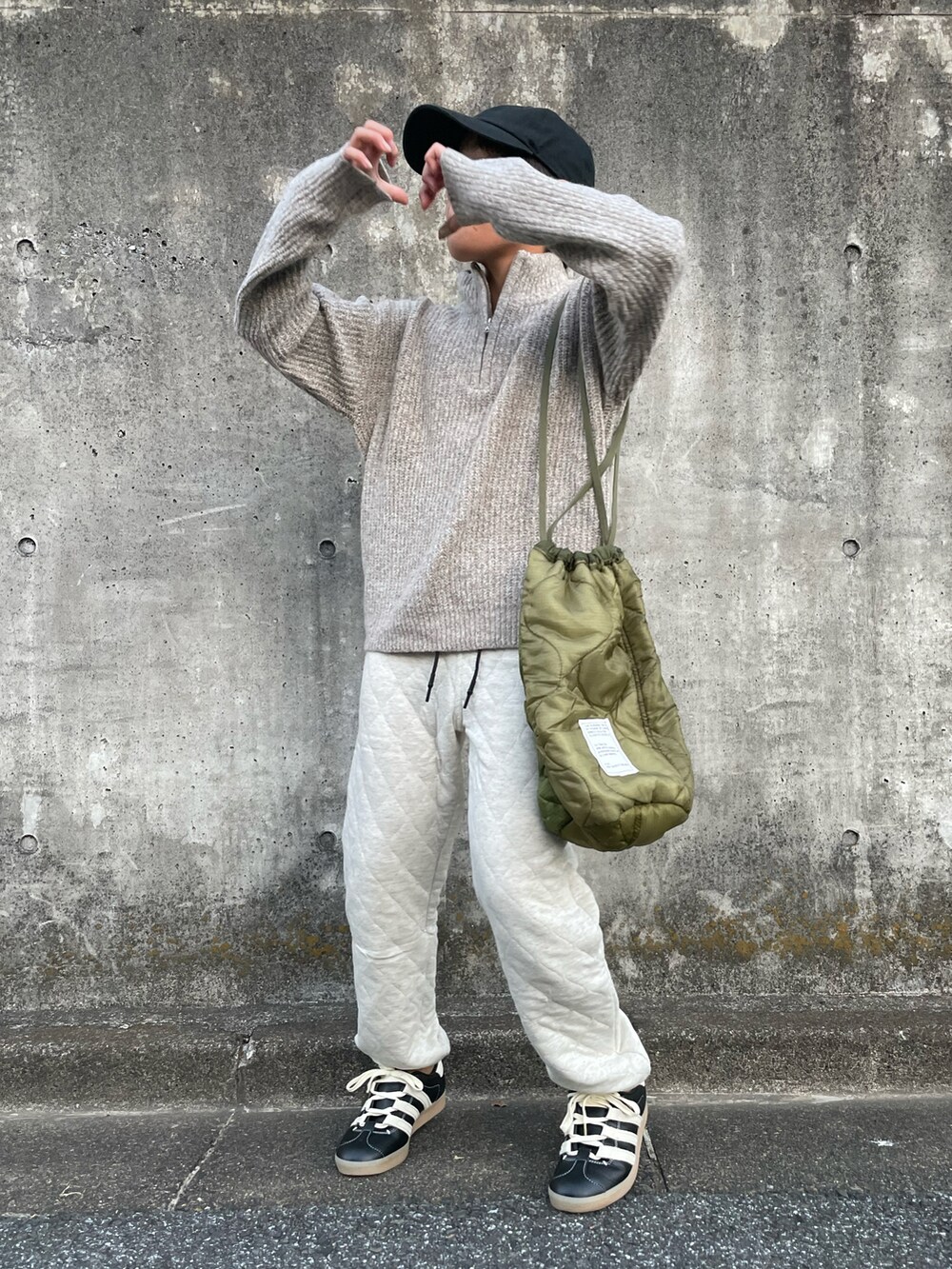 ベージュ系のニット/セーター、ベージュ系のスウェットパンツ、グリーン系のショルダーバッグを着用したキッズの冬コーディネートの5枚目の写真