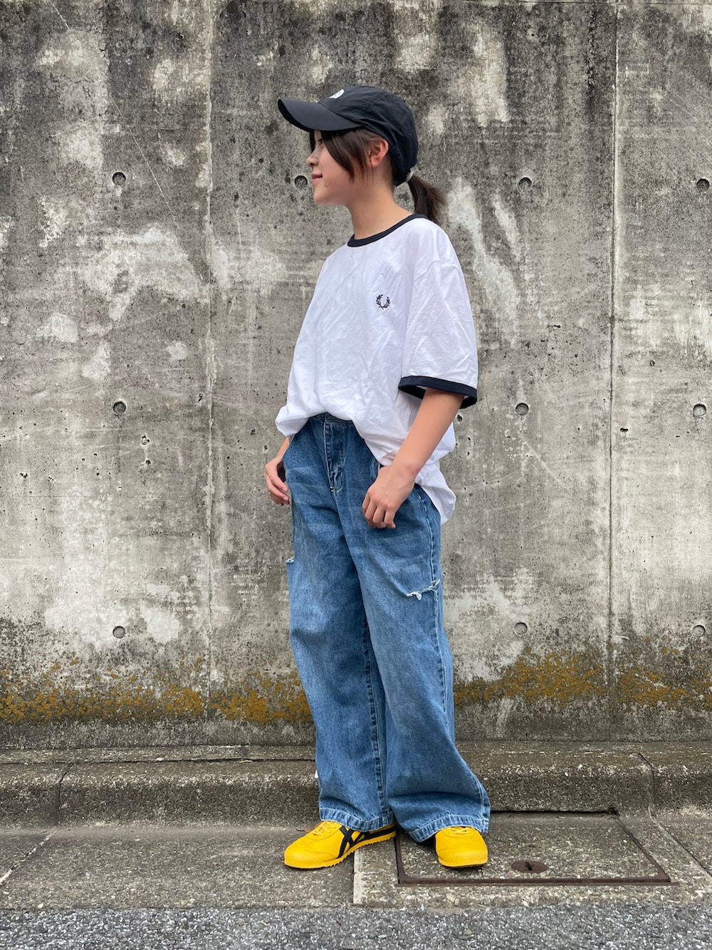 ホワイト系のTシャツ/カットソー、ブルー系のその他パンツ、イエロー系のスニーカーを着用したキッズの夏コーディネートの2枚目の写真
