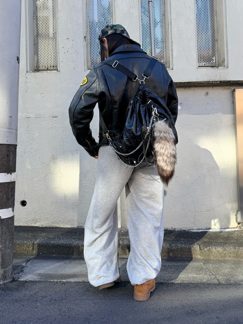 ホワイト系のTシャツ/カットソー、グレー系のスウェットパンツ、ベージュ系のブーツを着用したレディースの冬コーディネートの3枚目の写真