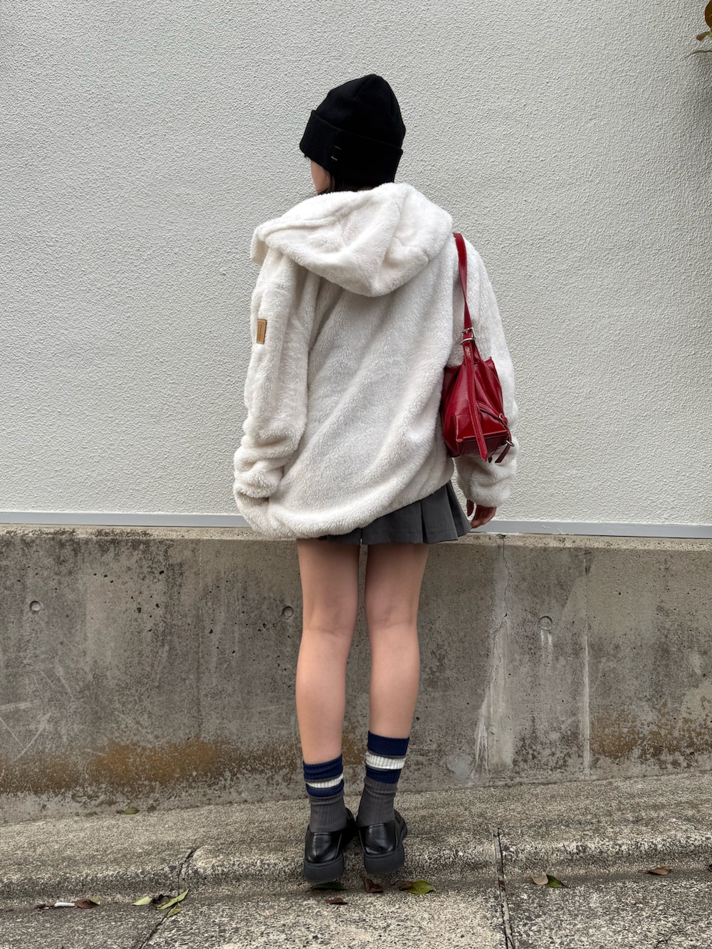 ブラック系のTシャツ/カットソー、レッド系のショルダーバッグ、ブラック系のローファーを着用したレディースの秋コーディネートの3枚目の写真