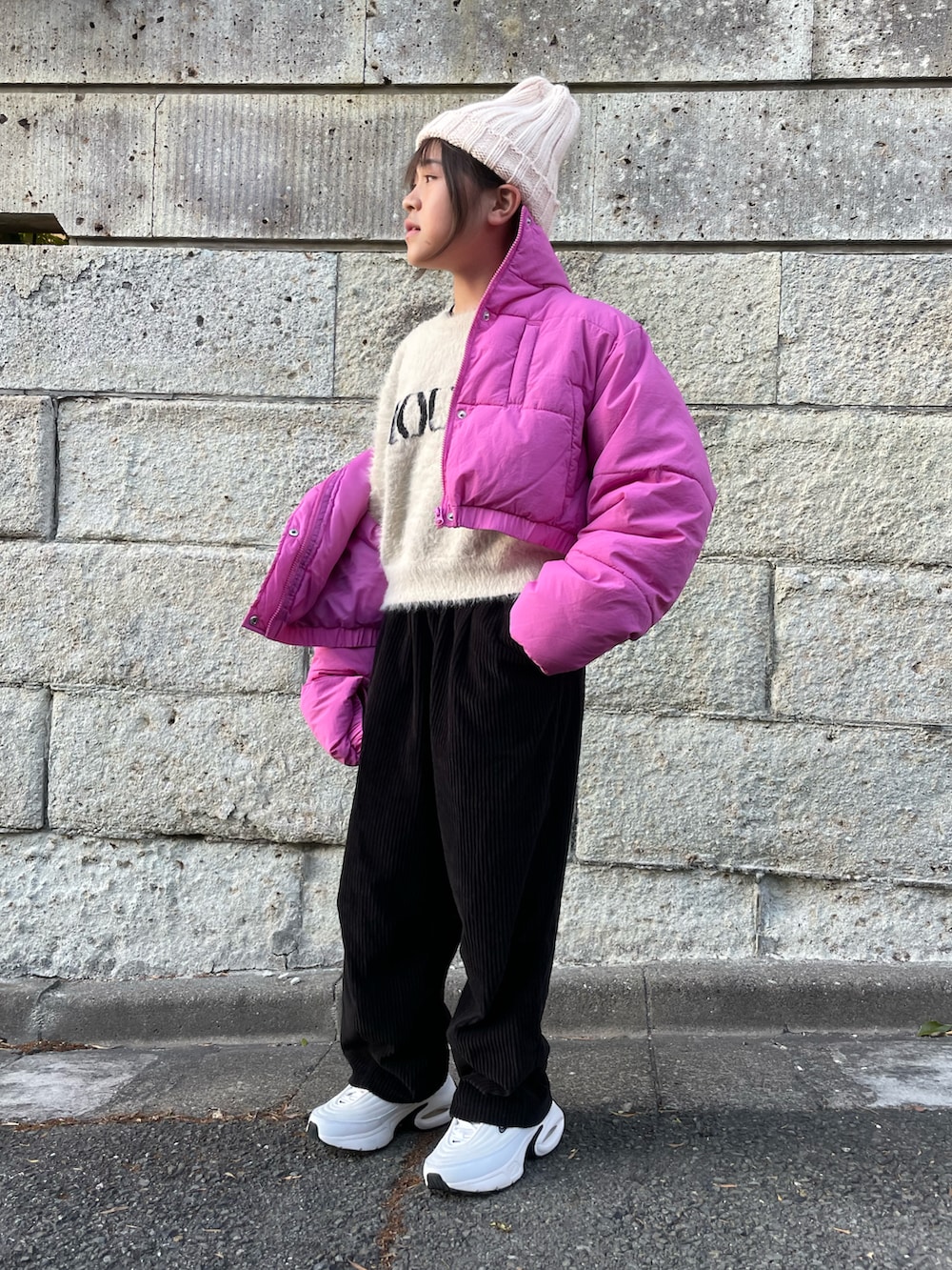 ホワイト系のニット/セーター、ブラック系のその他パンツ、ホワイト系のスニーカーを着用したキッズの秋コーディネートの3枚目の写真