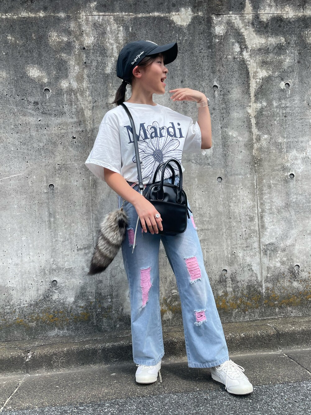 ホワイト系のTシャツ/カットソー、ブルー系のデニムパンツ、ブラック系のボストンバッグを着用したキッズの夏コーディネートの2枚目の写真