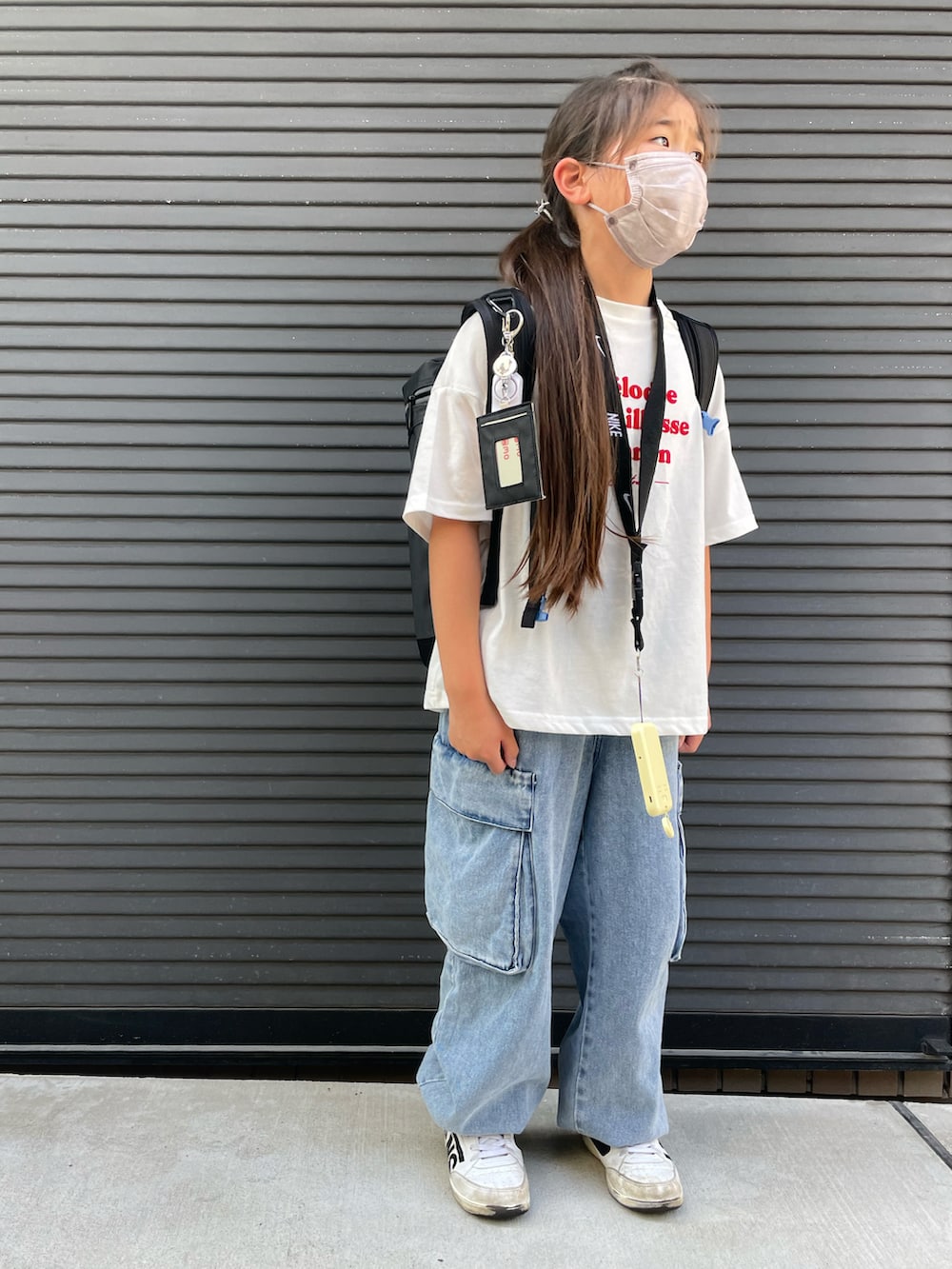 ホワイト系のTシャツ/カットソー、ブルー系のデニムパンツ、ブラック系のバックパック/リュックを着用したキッズの夏コーディネートの2枚目の写真