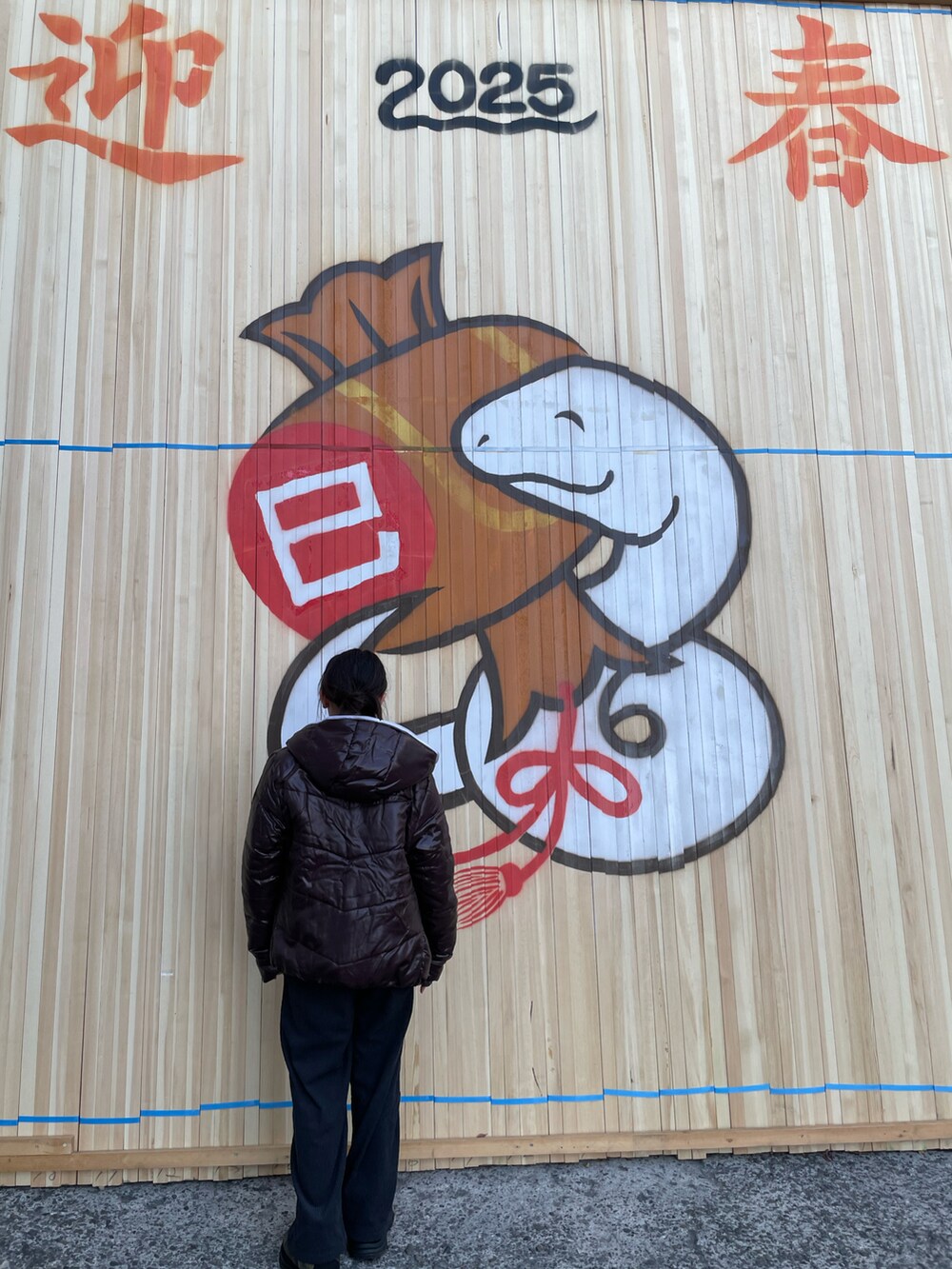 ベージュ系のパーカー、グレー系のその他パンツ、その他のブーツを着用したキッズの冬コーディネートの3枚目の写真