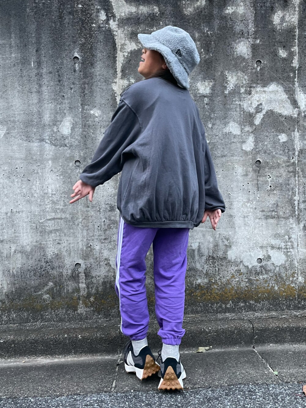 グレー系のTシャツ/カットソー、パープル系のスウェットパンツ、ブラック系のスニーカーを着用したキッズの秋コーディネートの4枚目の写真