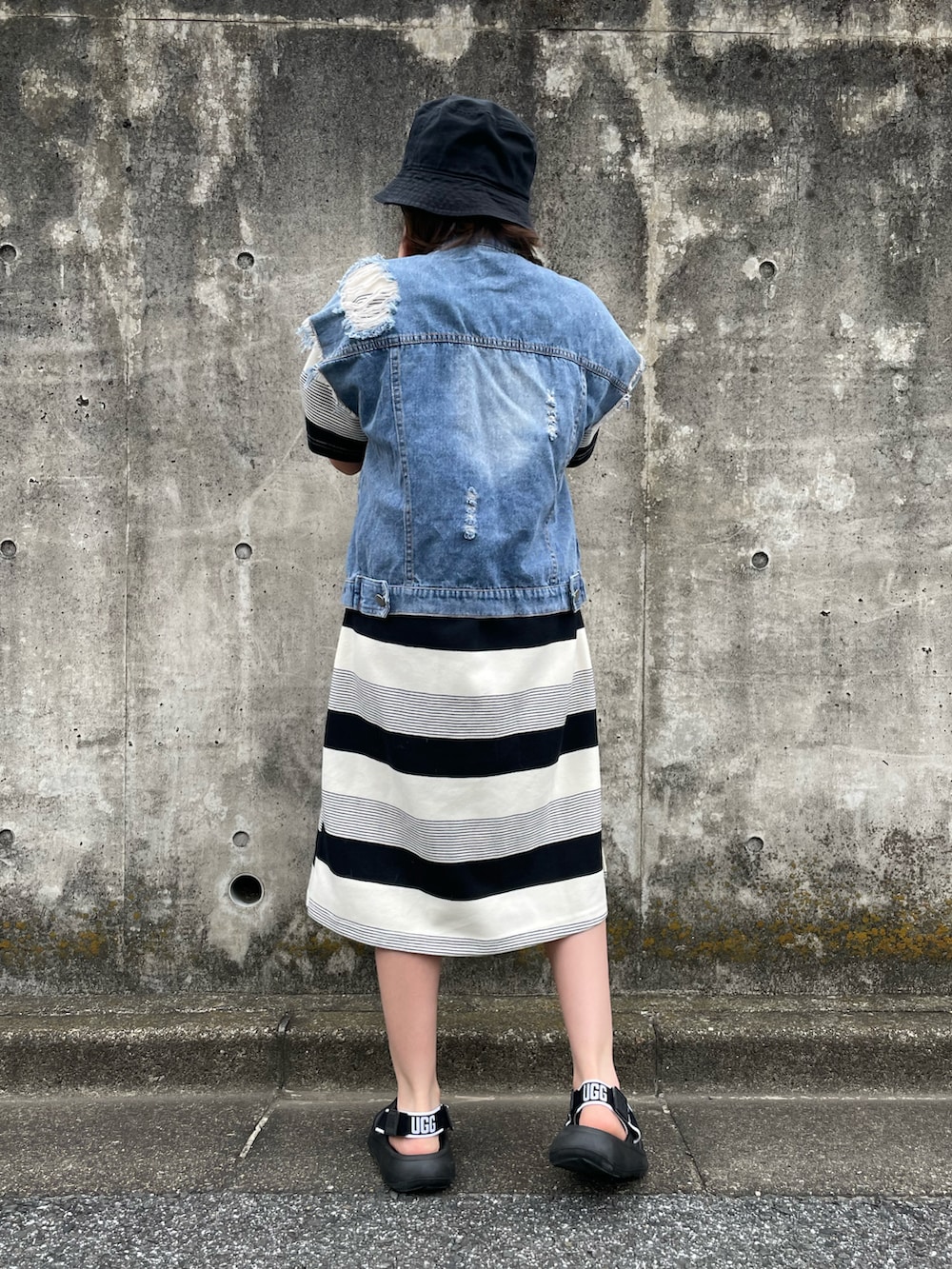 ブルー系のデニムジャケット、その他のワンピース、イエロー系のエコバッグ/サブバッグを着用したキッズの夏コーディネートの3枚目の写真