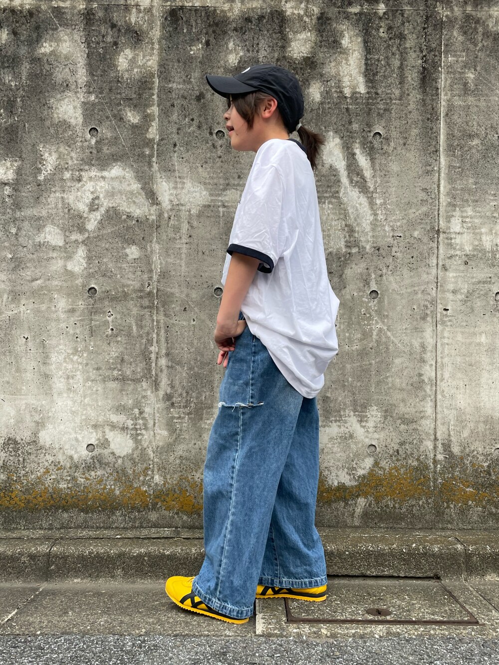 ホワイト系のTシャツ/カットソー、ブルー系のその他パンツ、イエロー系のスニーカーを着用したキッズの夏コーディネートの3枚目の写真