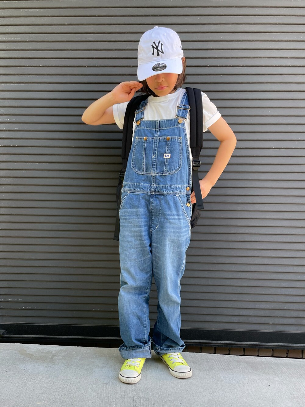 ブルー系のサロペット/オーバーオール、ブラック系のバックパック/リュック、ホワイト系のTシャツ/カットソーを着用したキッズの春コーディネートの3枚目の写真