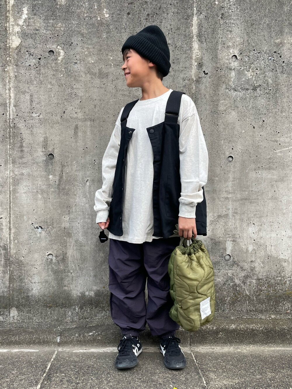 ブラック系のベスト、ベージュ系のTシャツ/カットソー、パープル系のその他パンツを着用したキッズの秋コーディネートの2枚目の写真