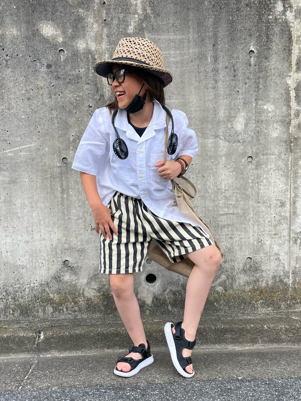 ホワイト系のシャツ/ブラウス、その他のパンツ、ベージュ系のトートバッグを着用したキッズの夏コーディネートの5枚目の写真