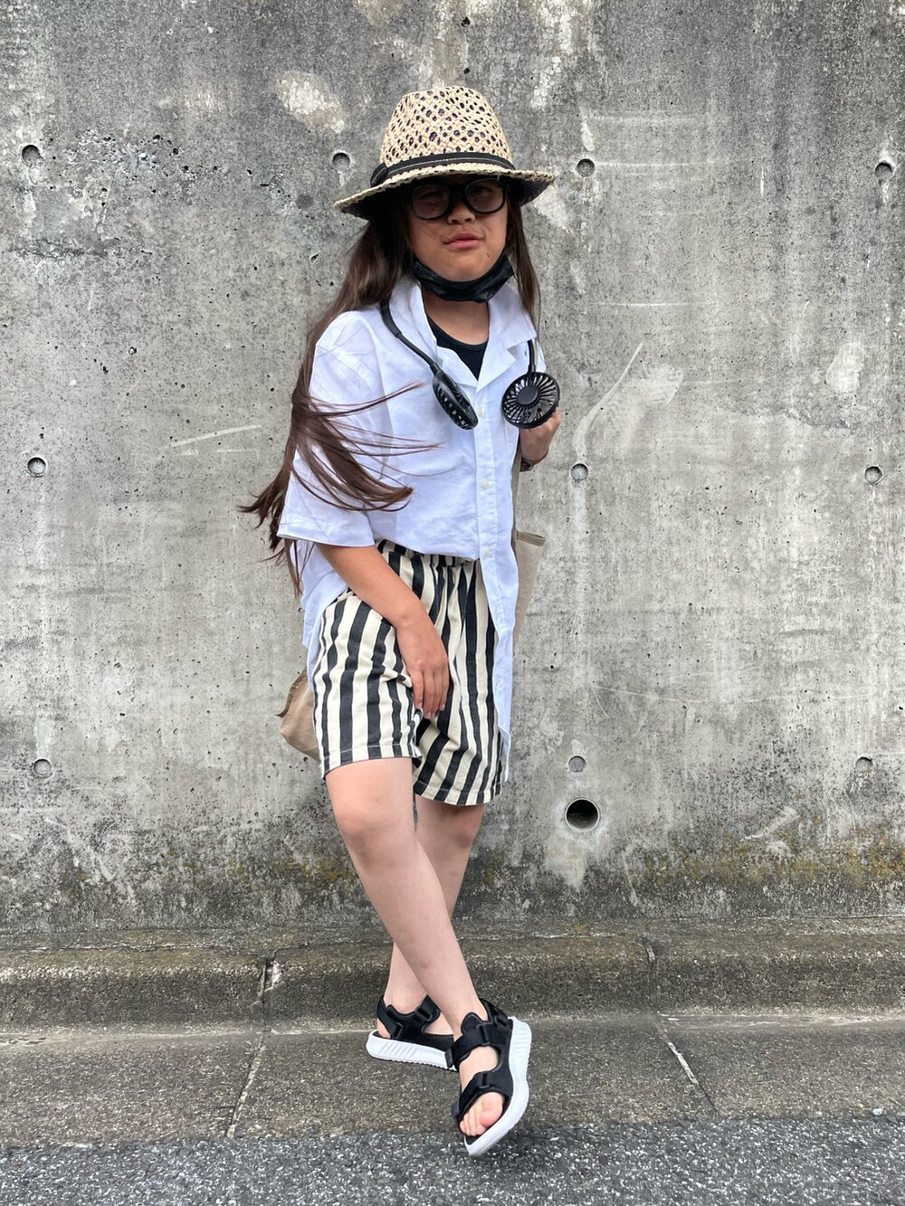 ホワイト系のシャツ/ブラウス、その他のパンツ、ベージュ系のトートバッグを着用したキッズの夏コーディネートの4枚目の写真