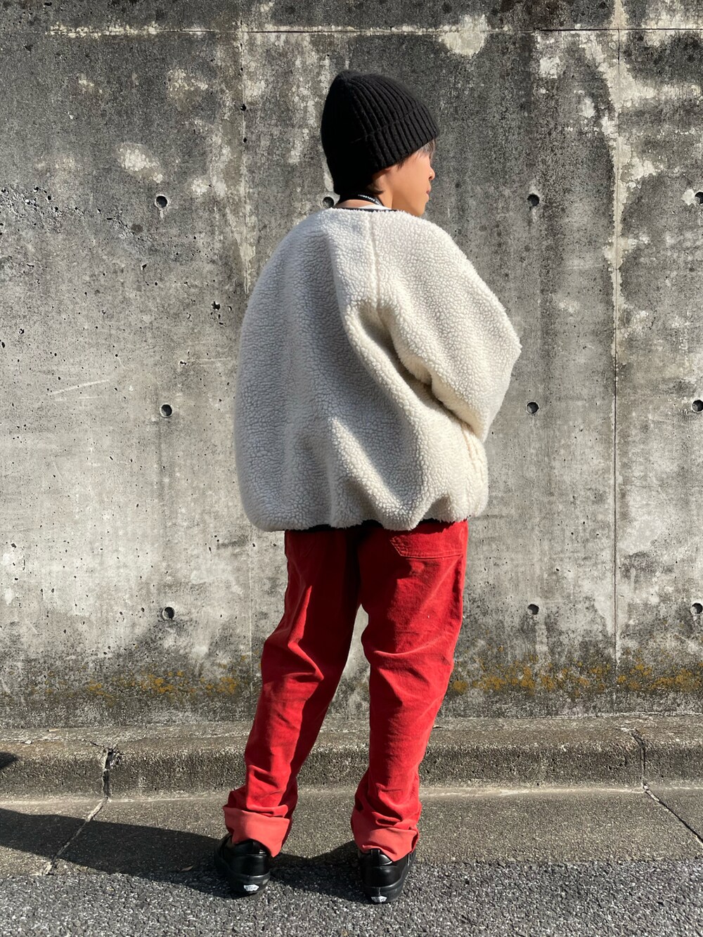 ホワイト系のその他アウター、ホワイト系のスウェット、ブラウン系のその他パンツを着用したキッズの冬コーディネートの3枚目の写真