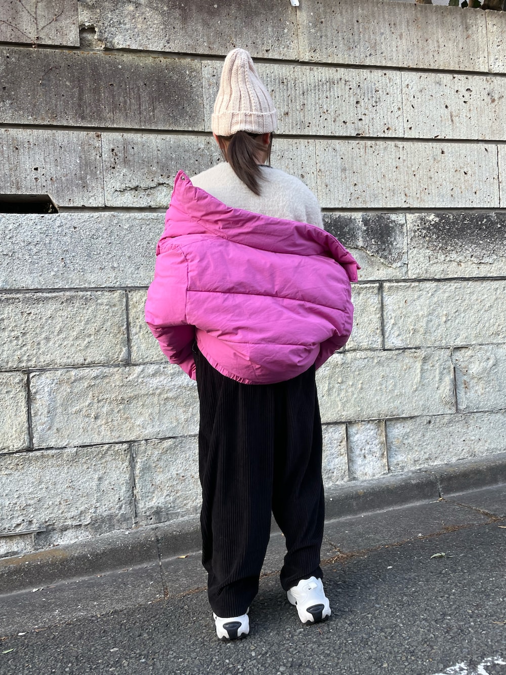 ホワイト系のニット/セーター、ブラック系のその他パンツ、ホワイト系のスニーカーを着用したキッズの秋コーディネートの4枚目の写真