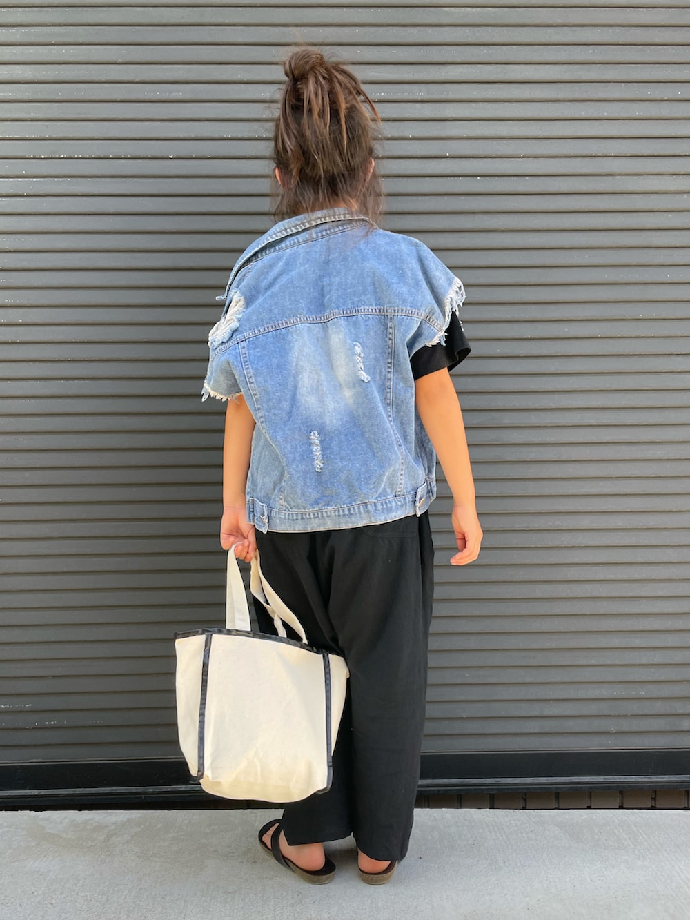 ブルー系のデニムジャケット、ブラック系のTシャツ/カットソー、ブラック系のその他パンツを着用したキッズの夏コーディネートの4枚目の写真