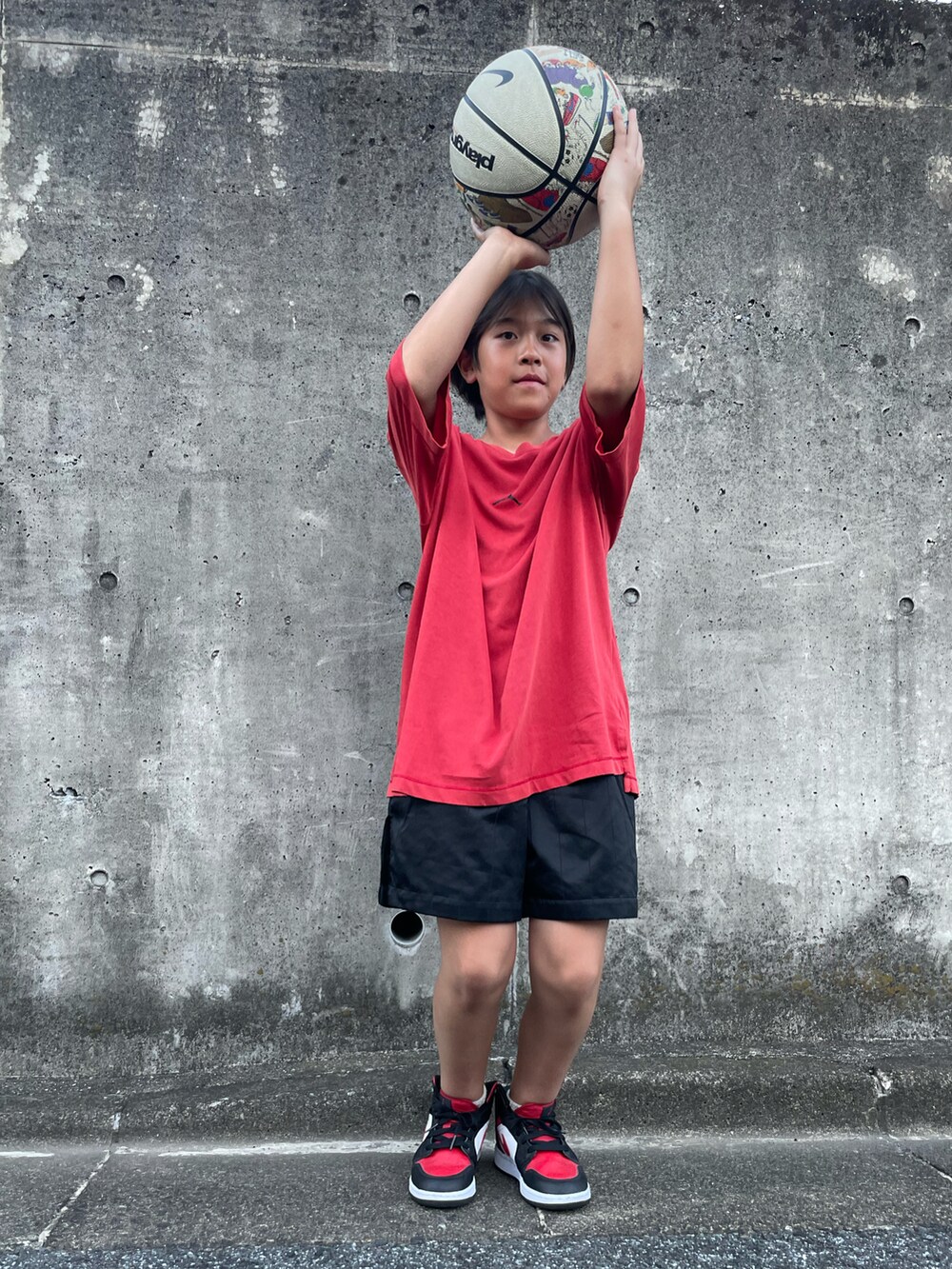 レッド系のTシャツ/カットソー、ブラック系のその他パンツ、ブラック系のスニーカーを着用したキッズの秋コーディネートの4枚目の写真