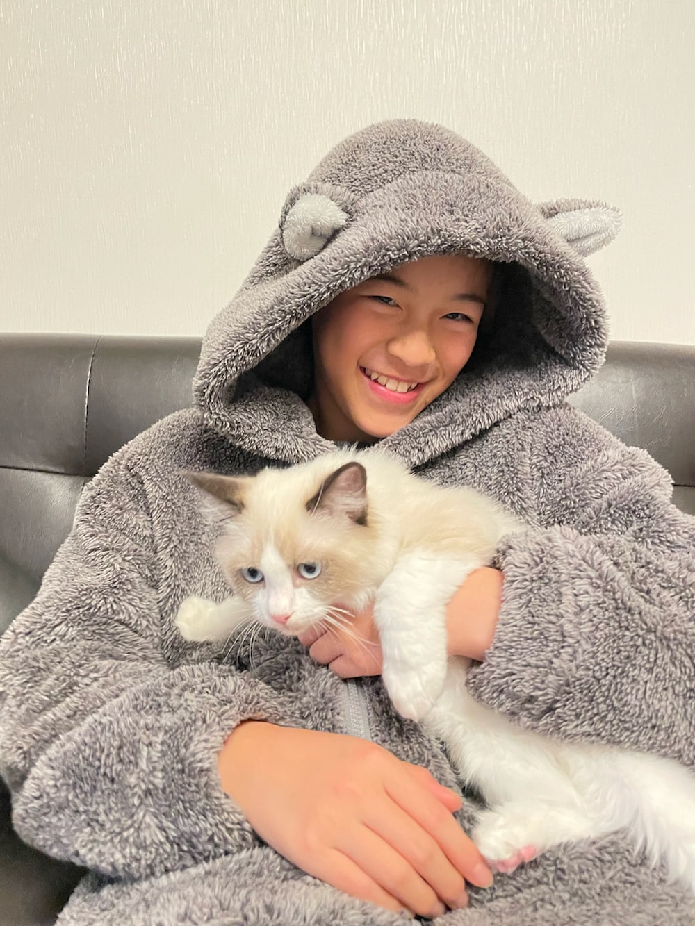 グレー系のルームウェア/パジャマ、グリーン系のリード/ハーネス/首輪、グリーン系のリード/ハーネス/首輪を着用したキッズの冬コーディネートの5枚目の写真