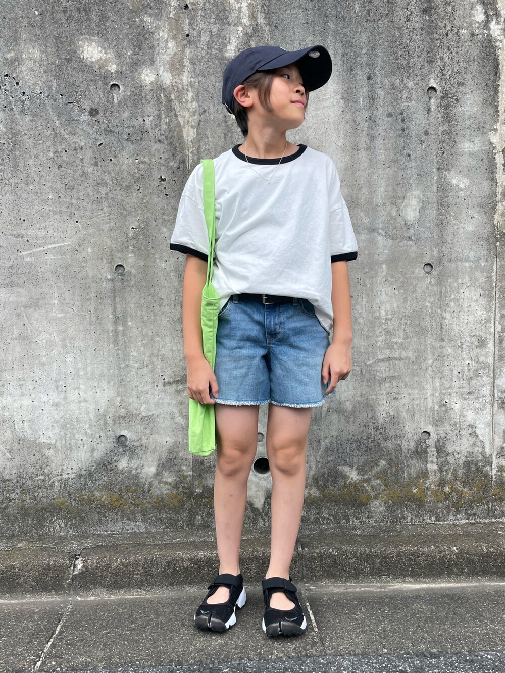 ホワイト系のTシャツ/カットソー、ブルー系のデニムパンツ、グリーン系のトートバッグを着用したキッズの夏コーディネートの2枚目の写真
