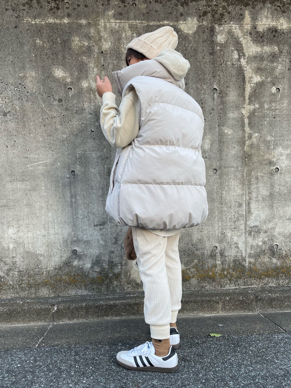 ホワイト系のダウンベスト、ホワイト系のアンサンブル、ホワイト系のパンツを着用したキッズの冬コーディネートの3枚目の写真