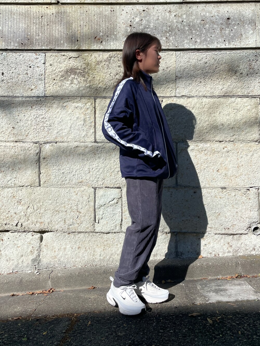 ブルー系のその他アウター、グレー系のその他パンツ、ホワイト系のスニーカーを着用したキッズの秋コーディネートの3枚目の写真