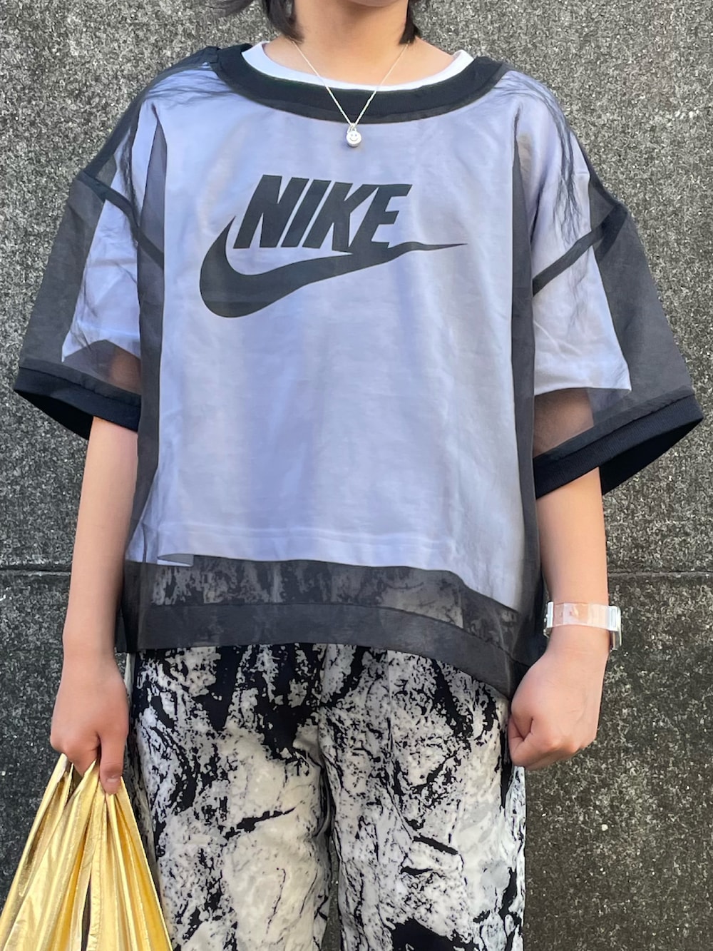 ホワイト系のTシャツ/カットソー、ブラック系のTシャツ/カットソー、イエロー系のエコバッグ/サブバッグを着用したキッズの春コーディネートの5枚目の写真